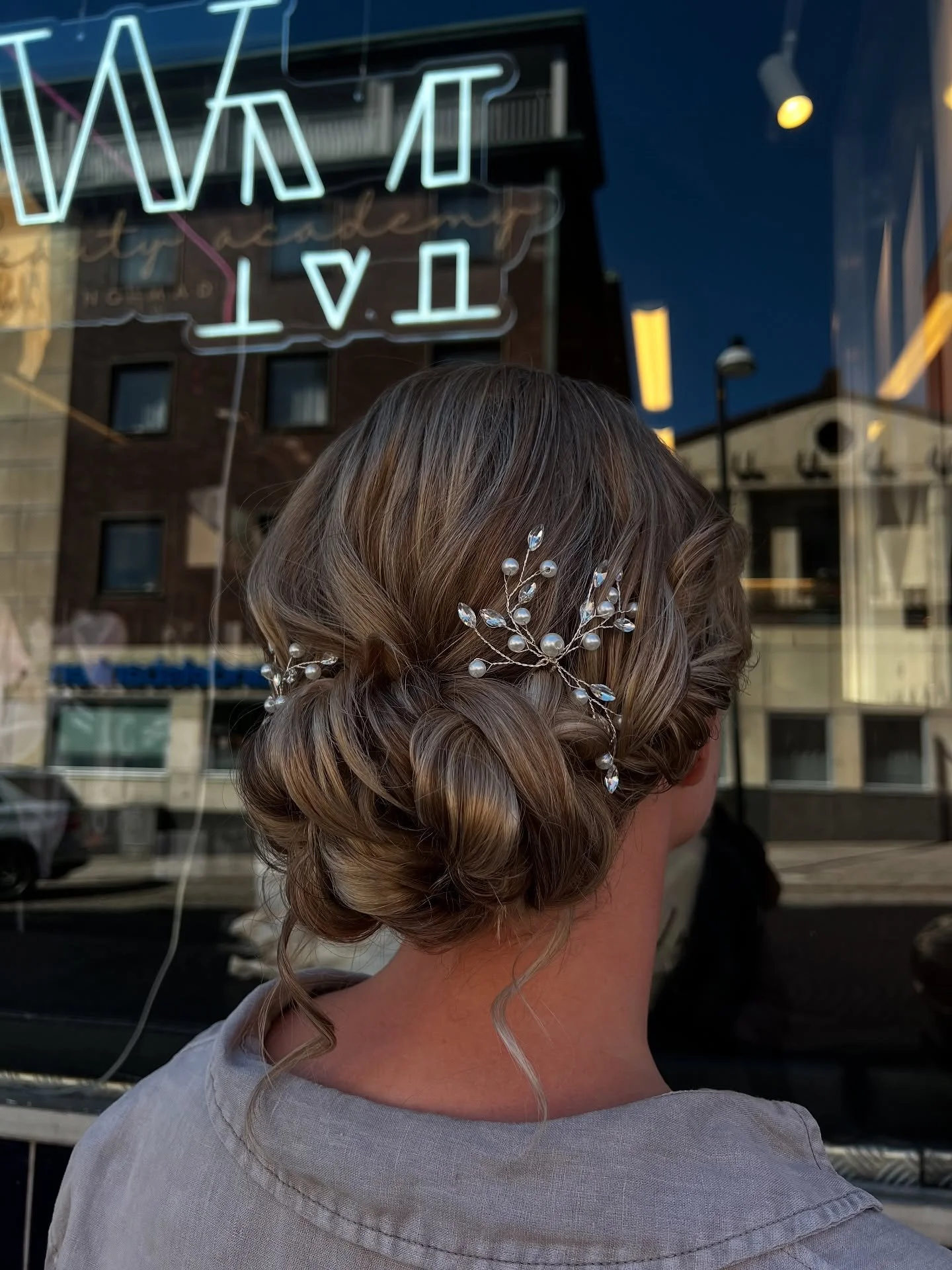 Näst sista bruden klar för denna sommaren 👰🏼‍♀️
Vi har redan börjat fyllt på nästa års bröllopstider, så vet erat datum? Boka oss redan nu 🤍
Skicka Dm eller mejl för bokning utav brudarbete.