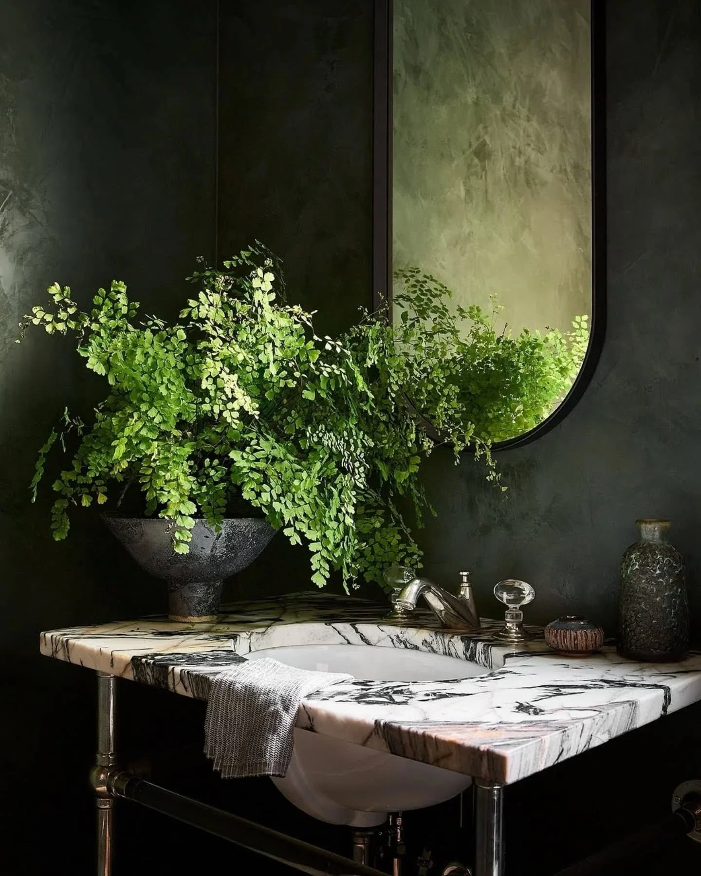 Traditional meets moody meets modern. Yes please!