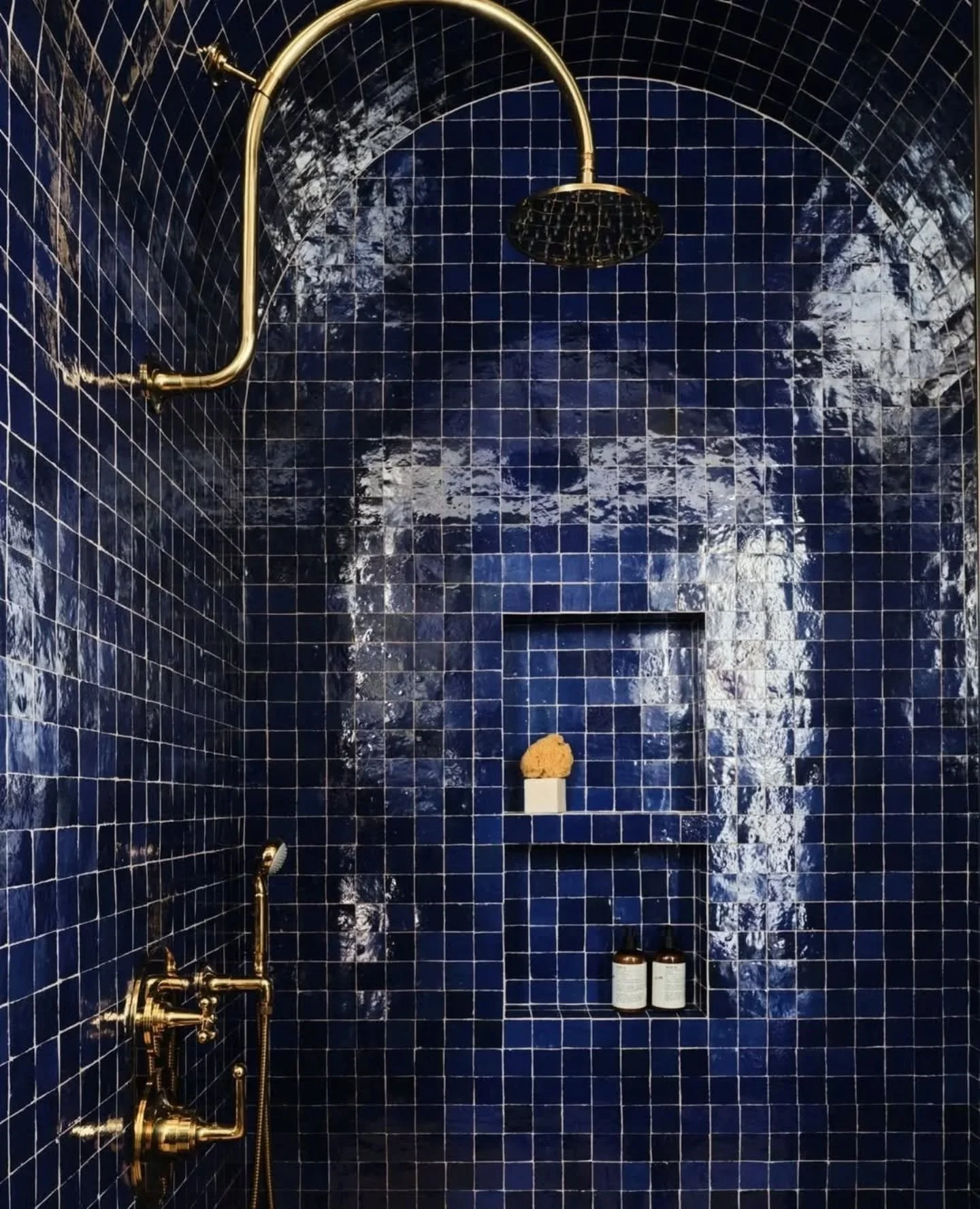 Day three of frozen pipes got me drooling over these dreamy bathing set ups.