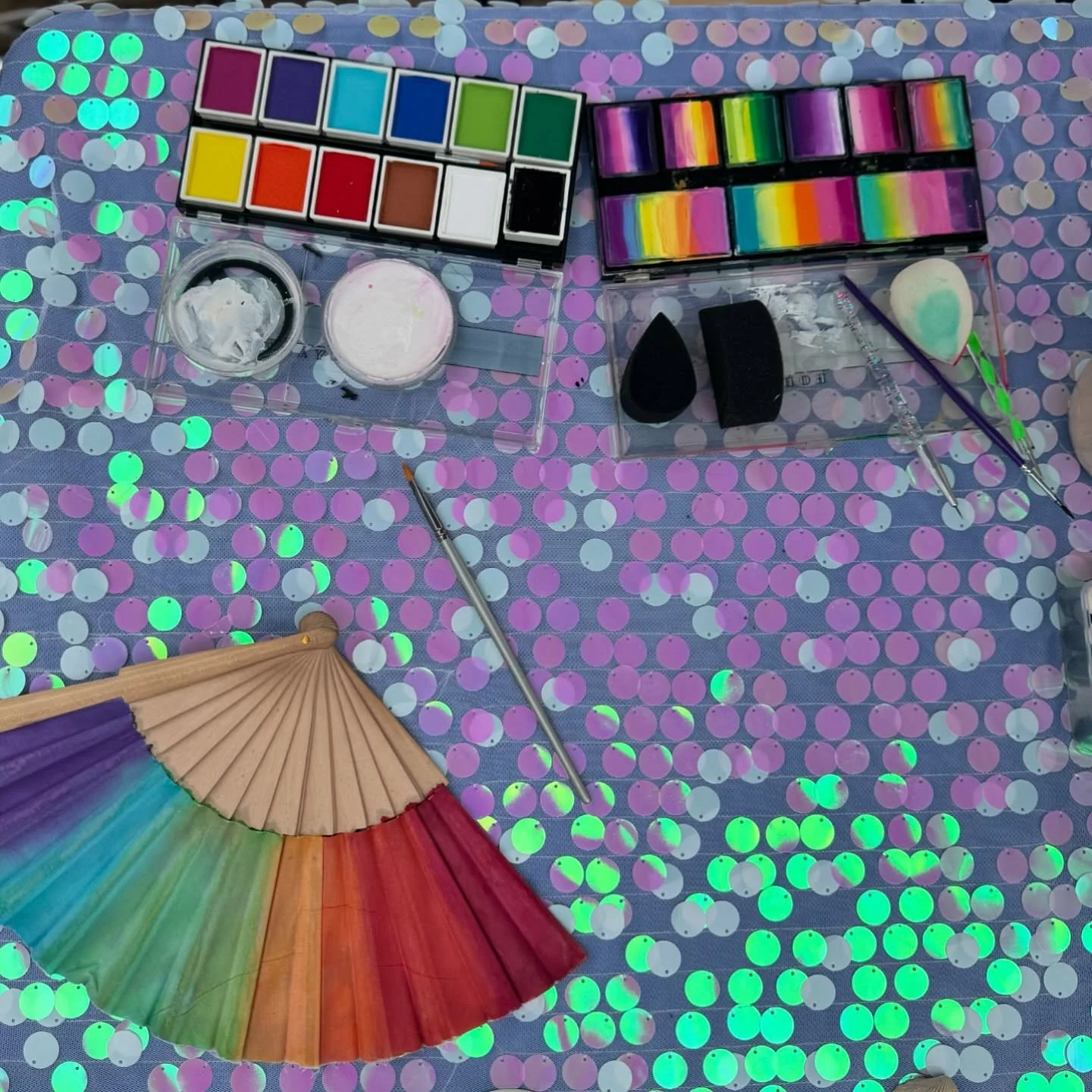 Living the 🌈 lifestyle 🫶🫧

We love how colorful and whimsical our table looks as the day goes on. #facepainterlife 

Book us for your next event or party!
🌈 Face painting 
🪶 Feather hair extensions 
🙌 Sensory play
🫧 Giant bubbles 
💚 Safe + no