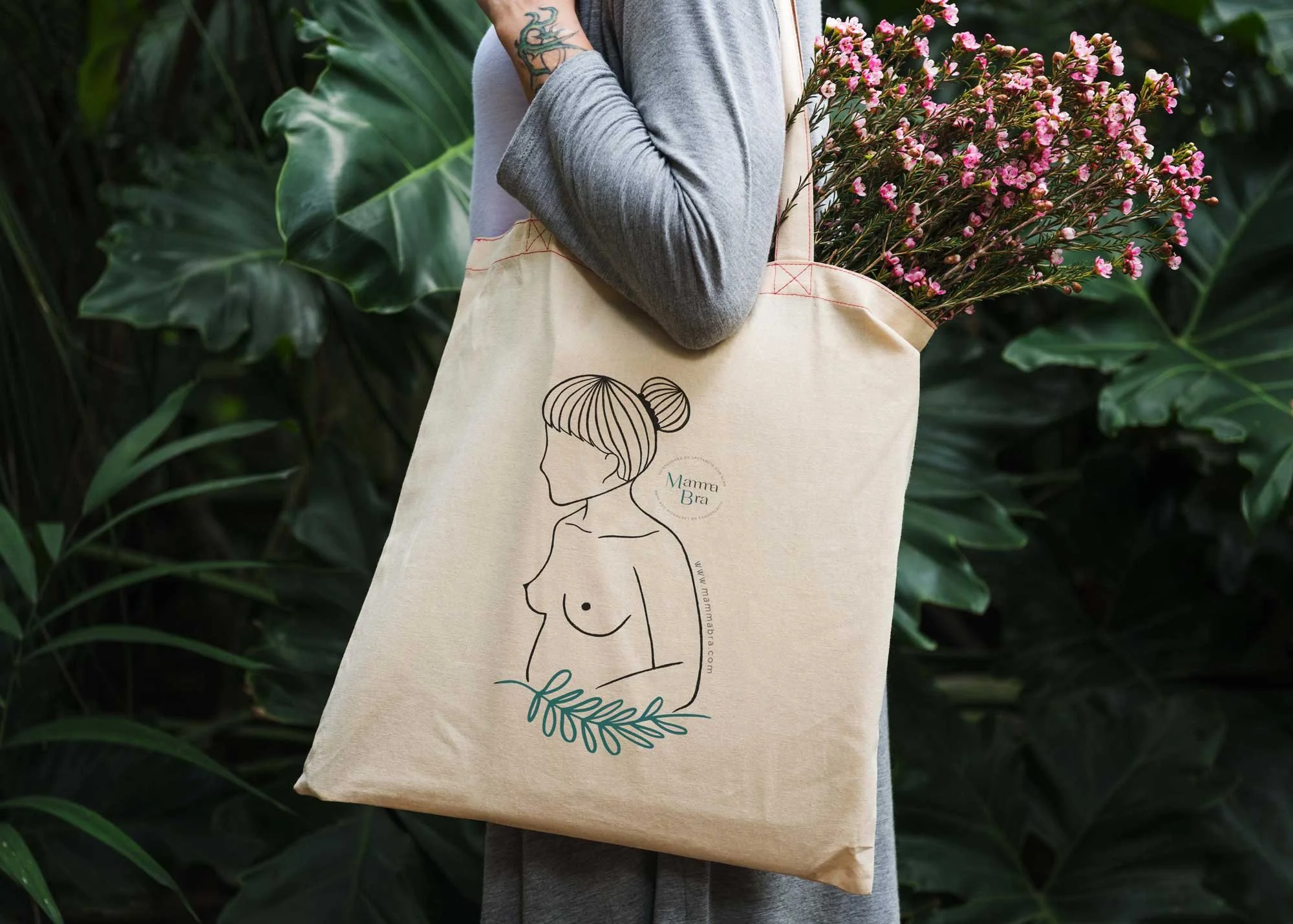 Bolsa de tela ilustrada con la figura de una madre parte de la identidad visual y el universo gráfico de Mamma Bra.