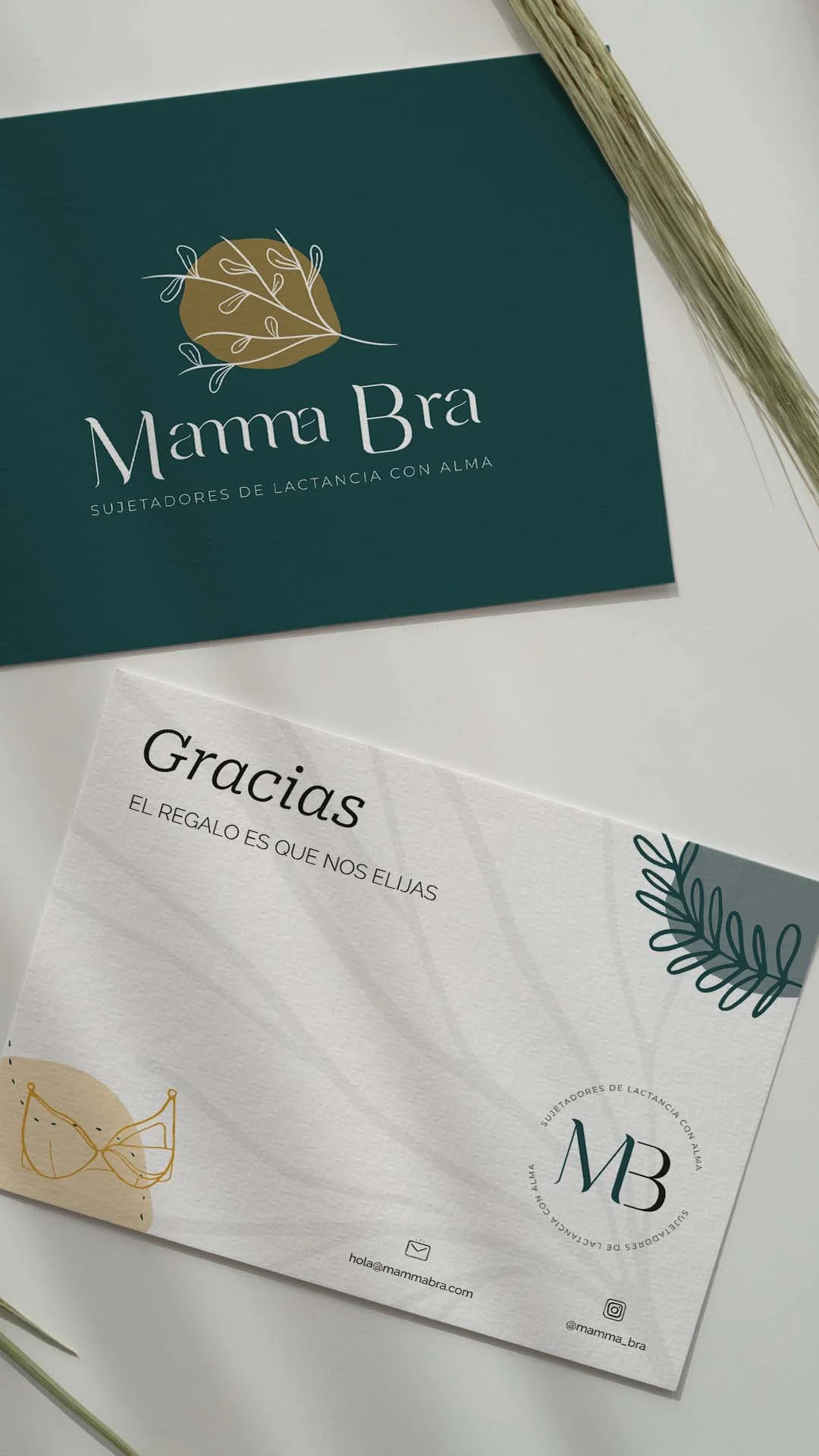 Tarjeta de agradecimiento con el mensaje 'Gracias, el regalo es que nos elijas' y logotipo de Mamma Bra, junto a otra tarjeta promocional de la misma marca con detalles en verde y una ilustración de gafas y hojas.