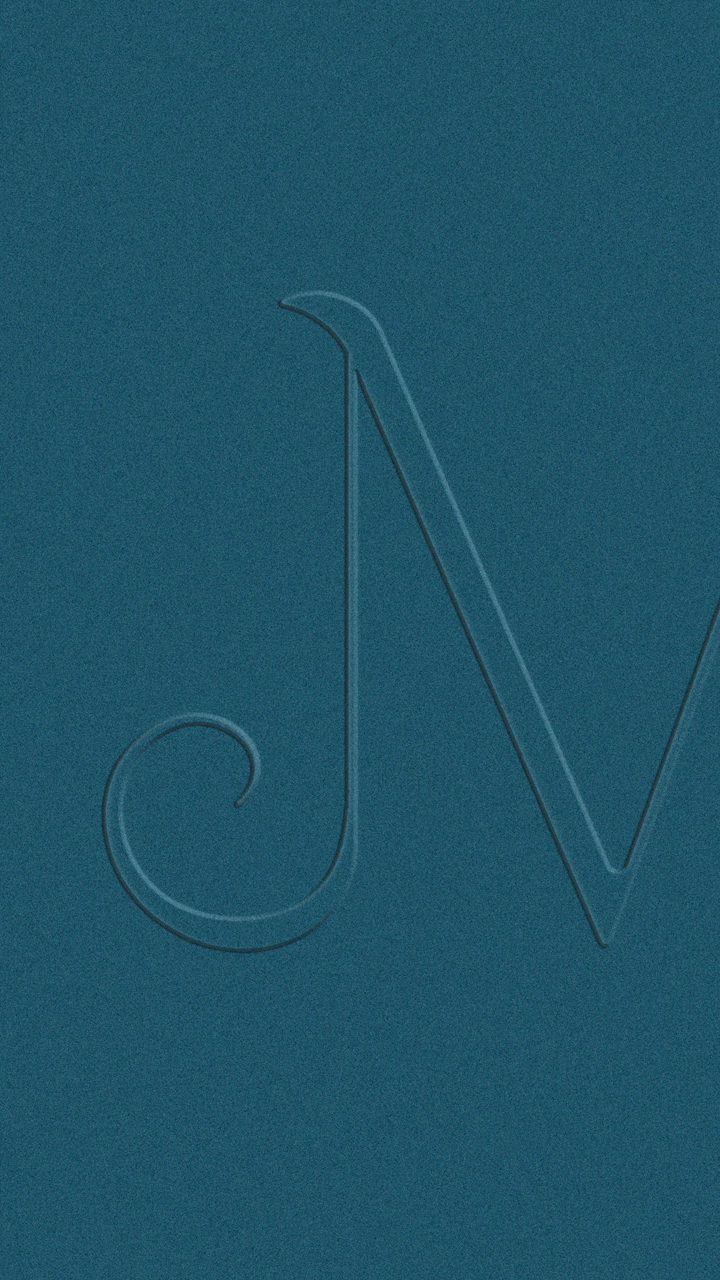 Letra "M" estilizada en relieve sobre un fondo azul texturizado.