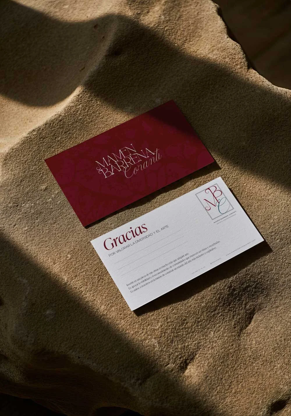 Tarjetas de agradecimiento de diseño minimalista sobre piedra reforzando la conexión emocional entre la artista y el coleccionista.