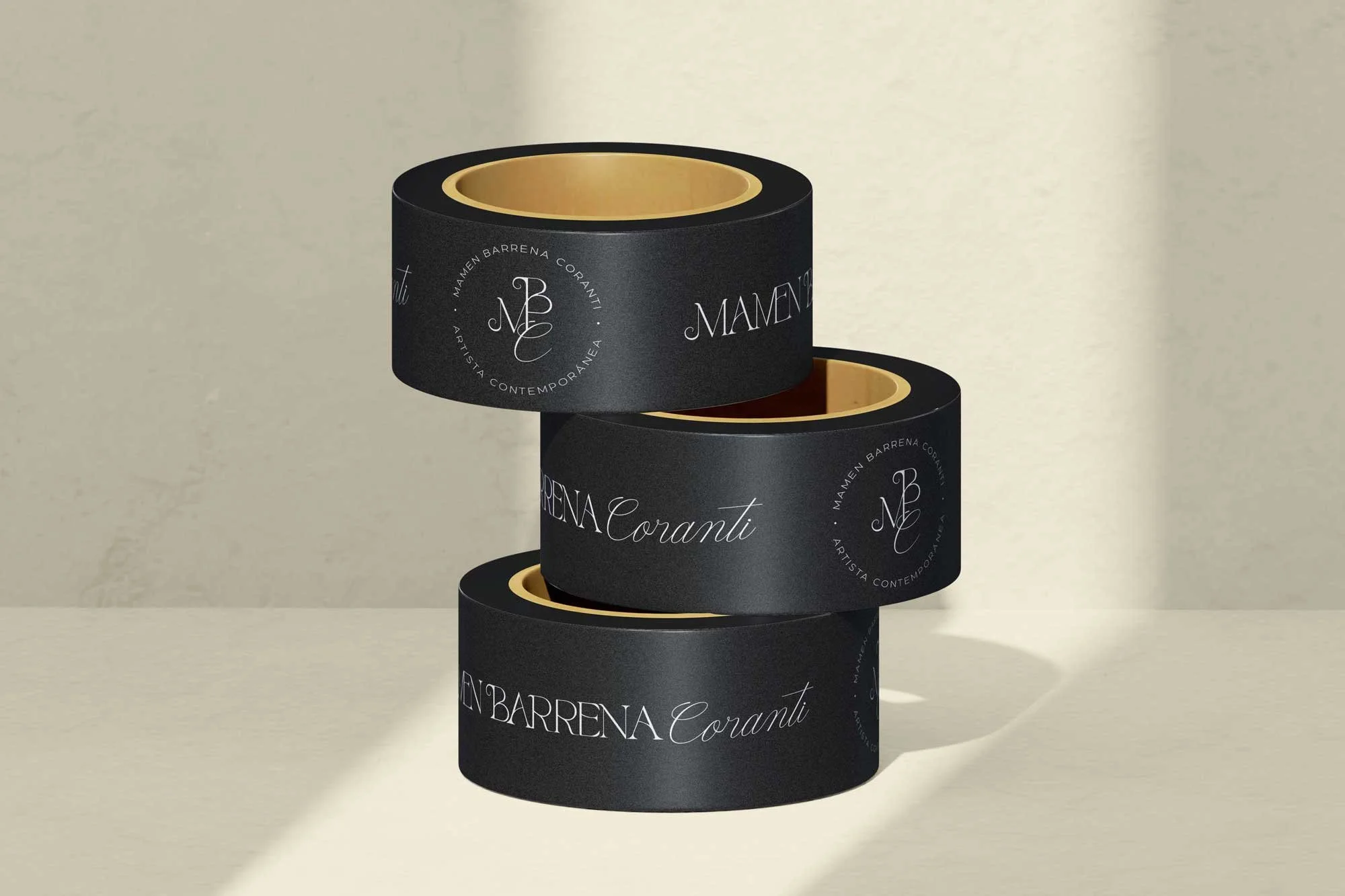 Vasos negros con borde dorado y la inscripción 'Mamen Barrena Coranti' en letra blanca