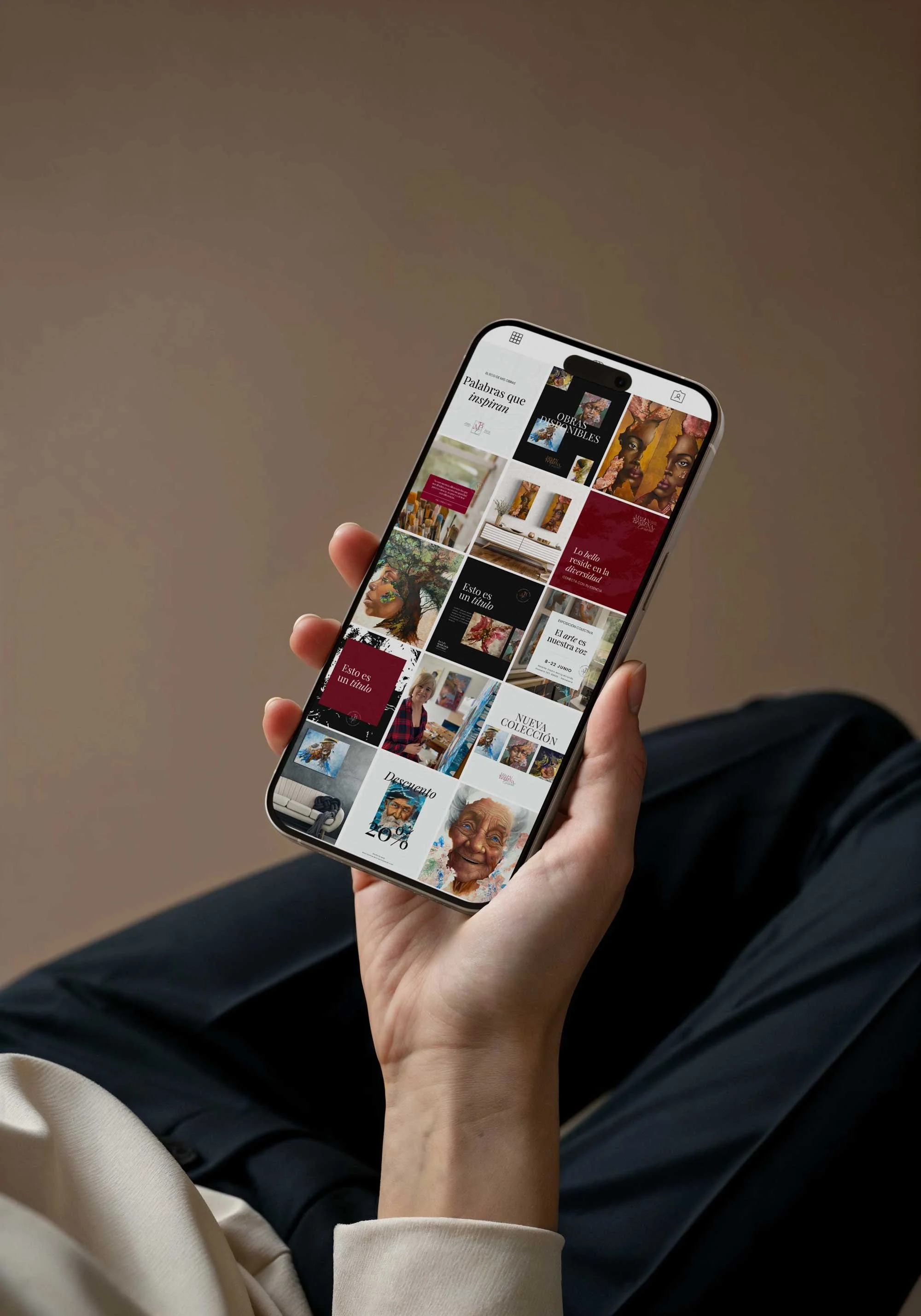 Muestra del feed de Instagram optimizado en un smartphone para la marca artística de Mamen Barrena Coranti.