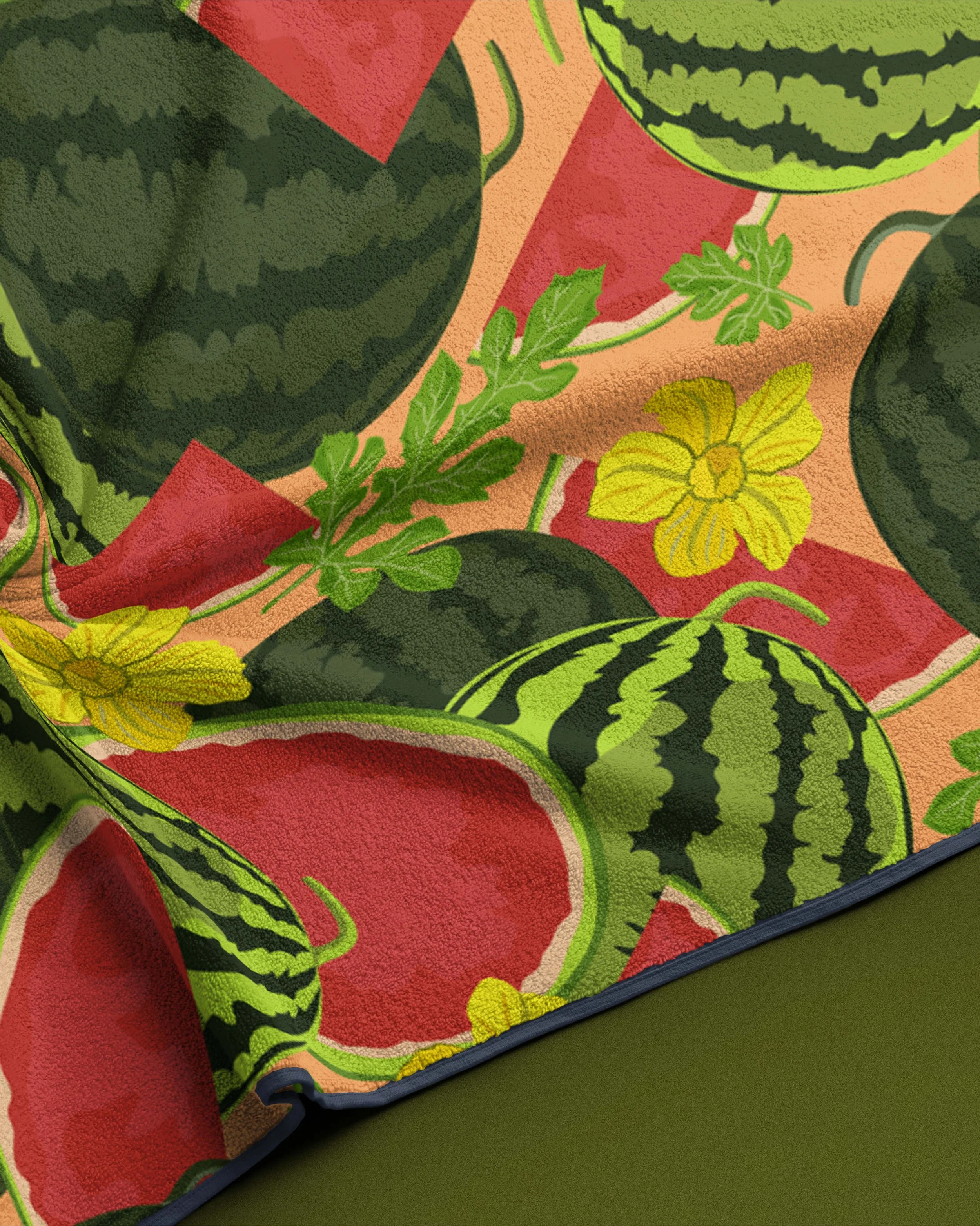 Aplicación del pattern de sandías sobre superficie textil rugosa destacando las flores y frutos en diferentes estados de maduración.