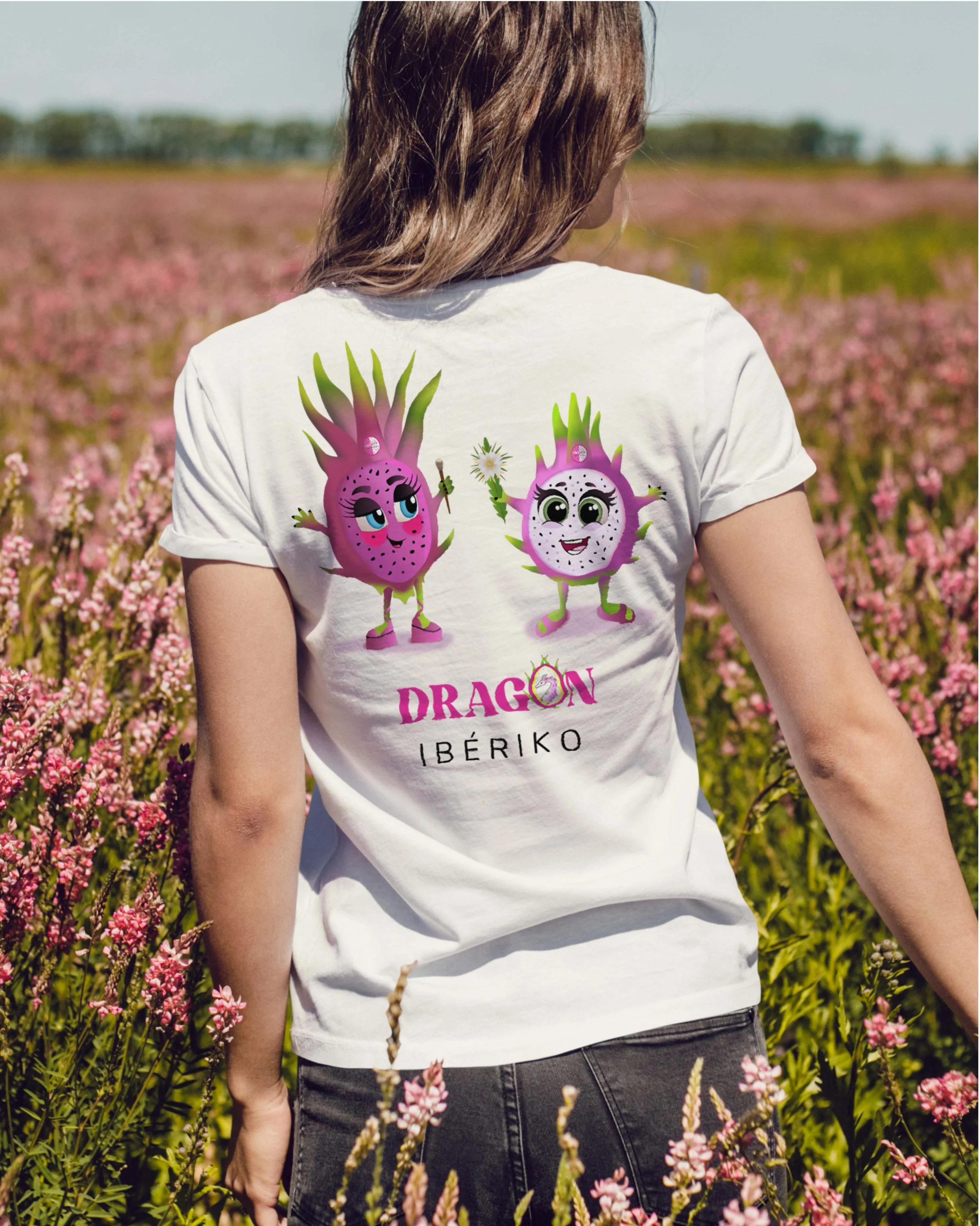 Camiseta con la ilustración de Pita y Haya demostrando la versatilidad de la marca Dragón Ibériko en soportes textiles.