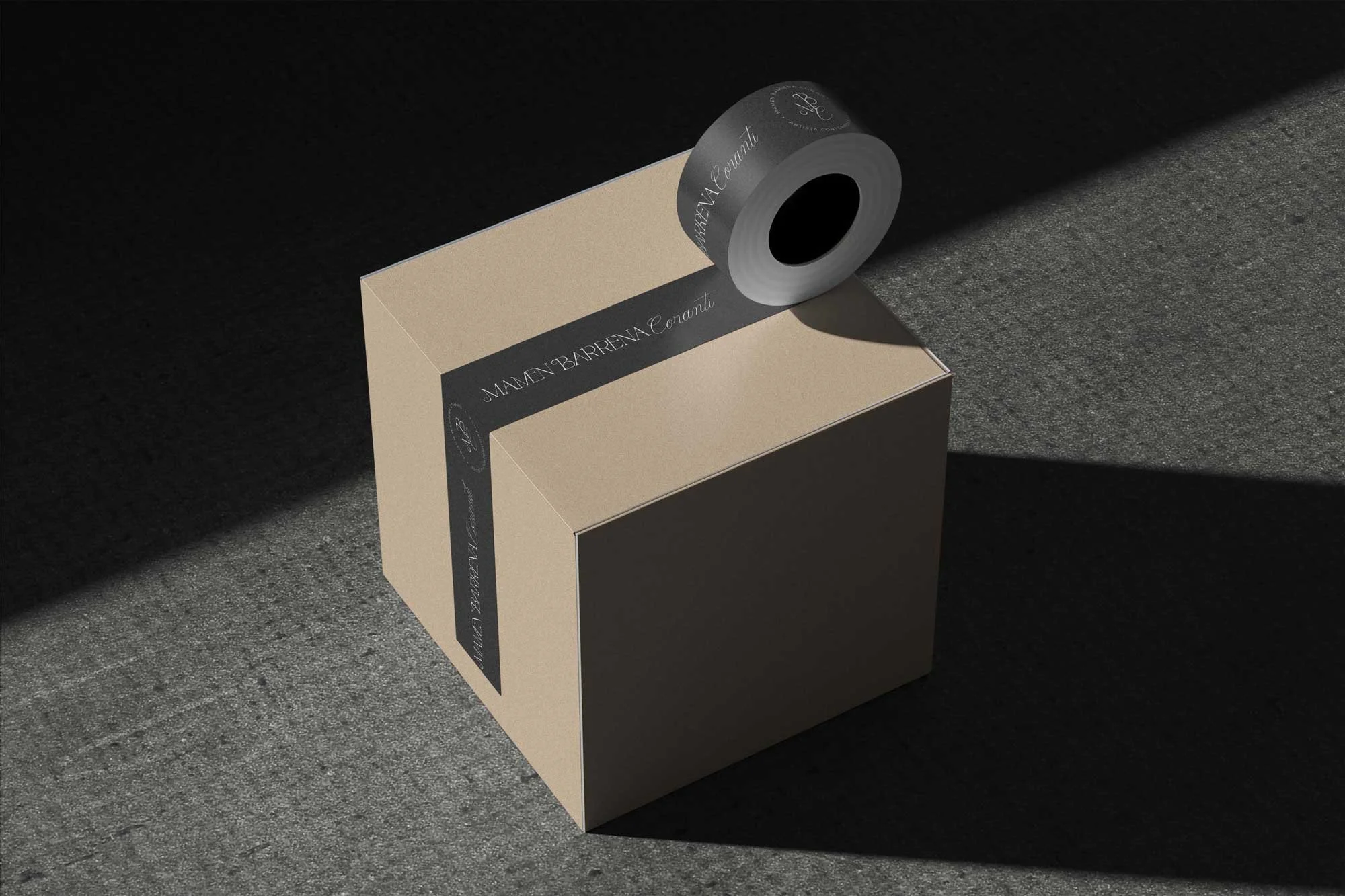 Mockup de caja de cartón para envío de cuadros con cinta adhesiva personalizada de la firma artística M.B. Coranti.