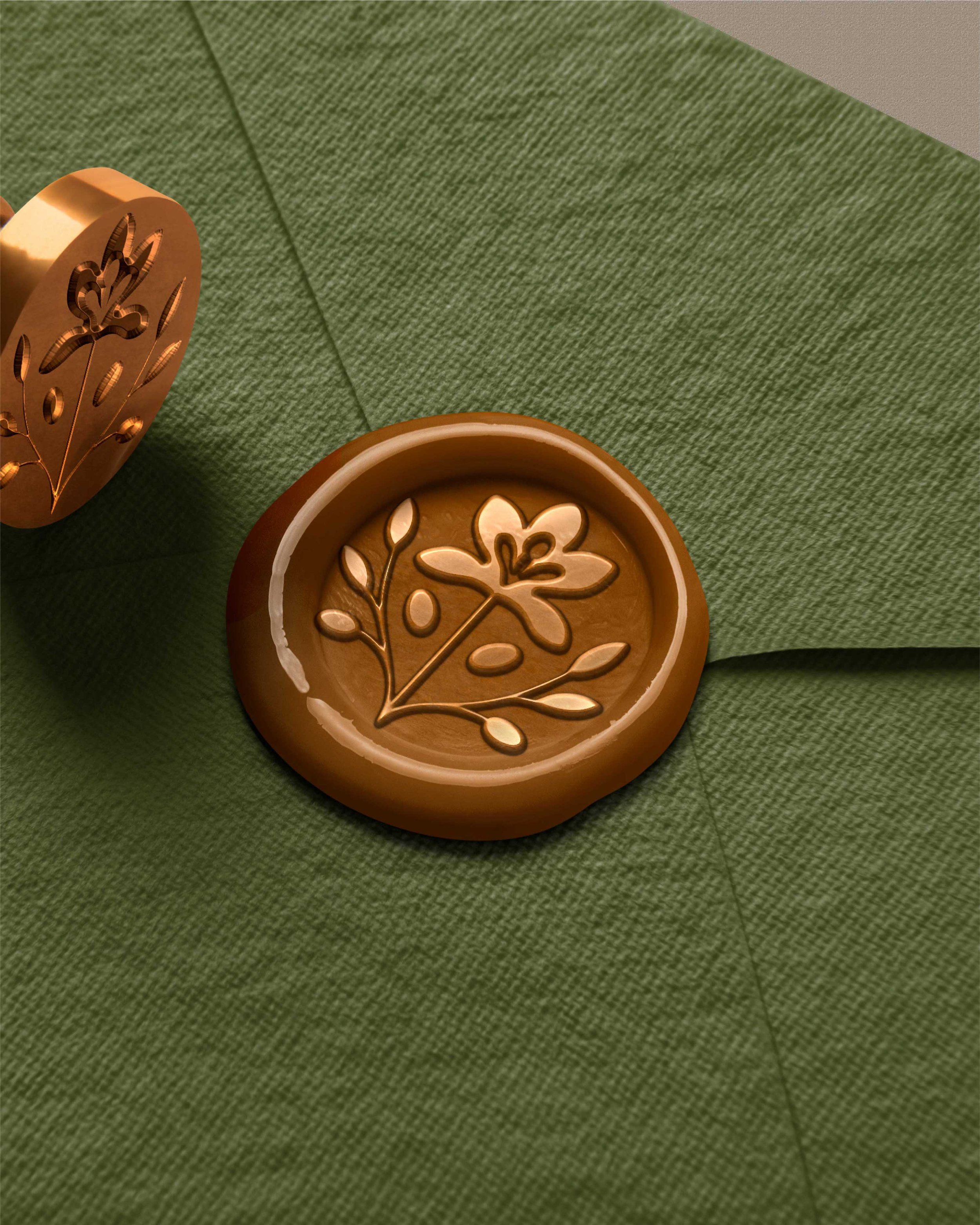 Detalle de sello de lacre color caramelo con motivo floral aportando un toque de lujo artesanal a la marca.