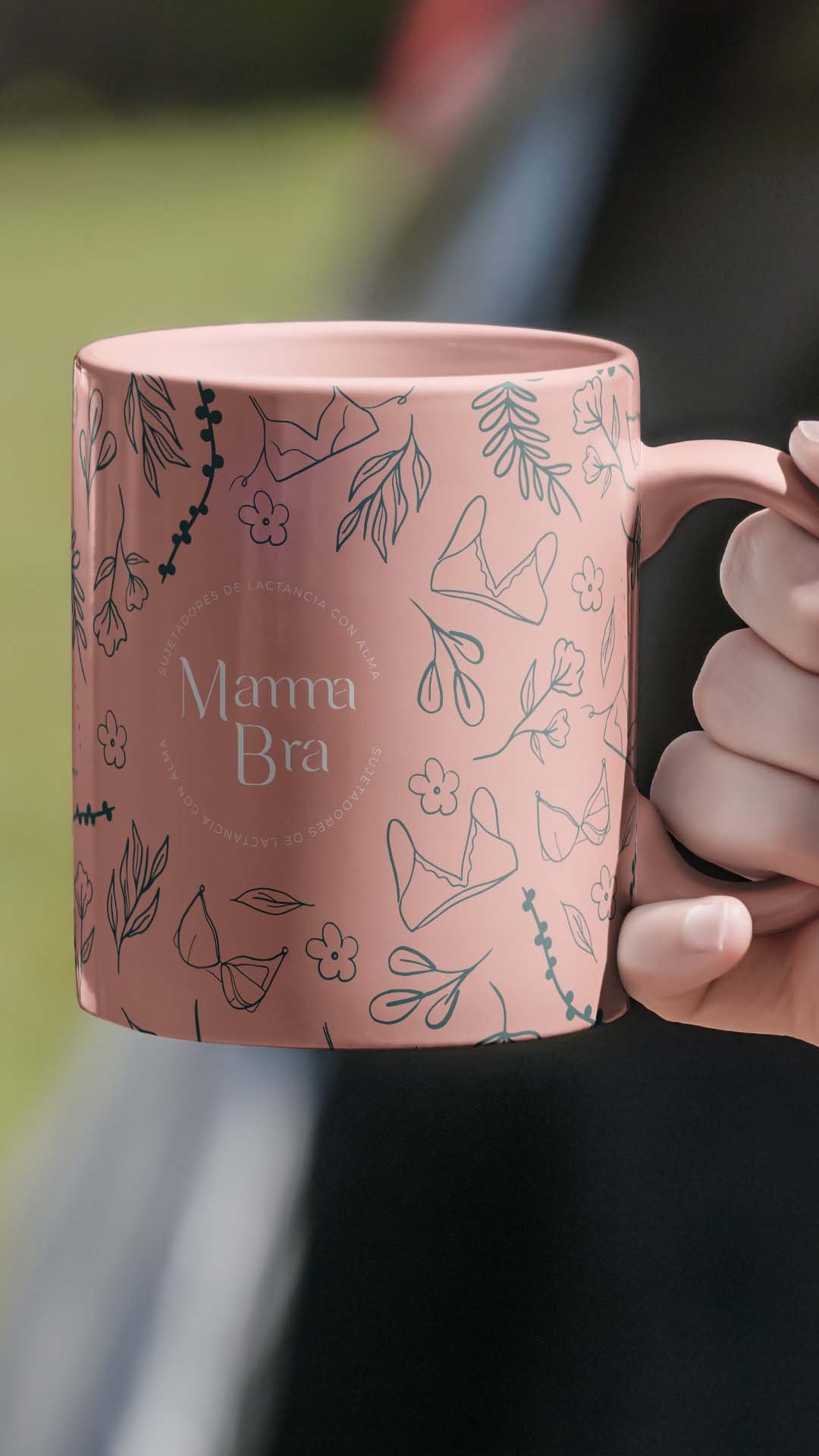 Taza de cerámica rosa con el pattern botánico e ilustraciones de lencería de Mamma Bra.