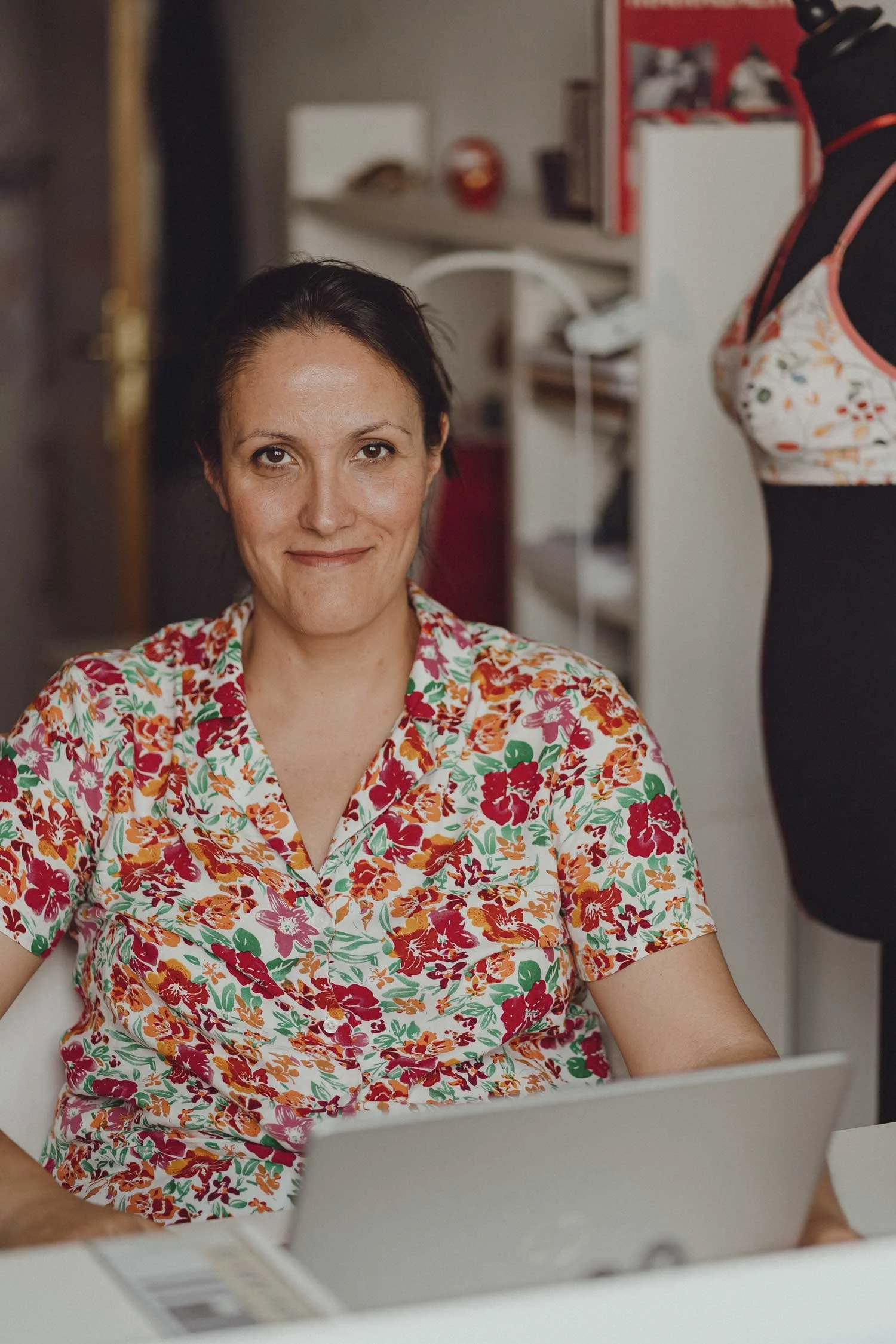 Retrato de Beatriz Díaz fundadora de Mamma Bra en su taller de diseño de lencería de lactancia.