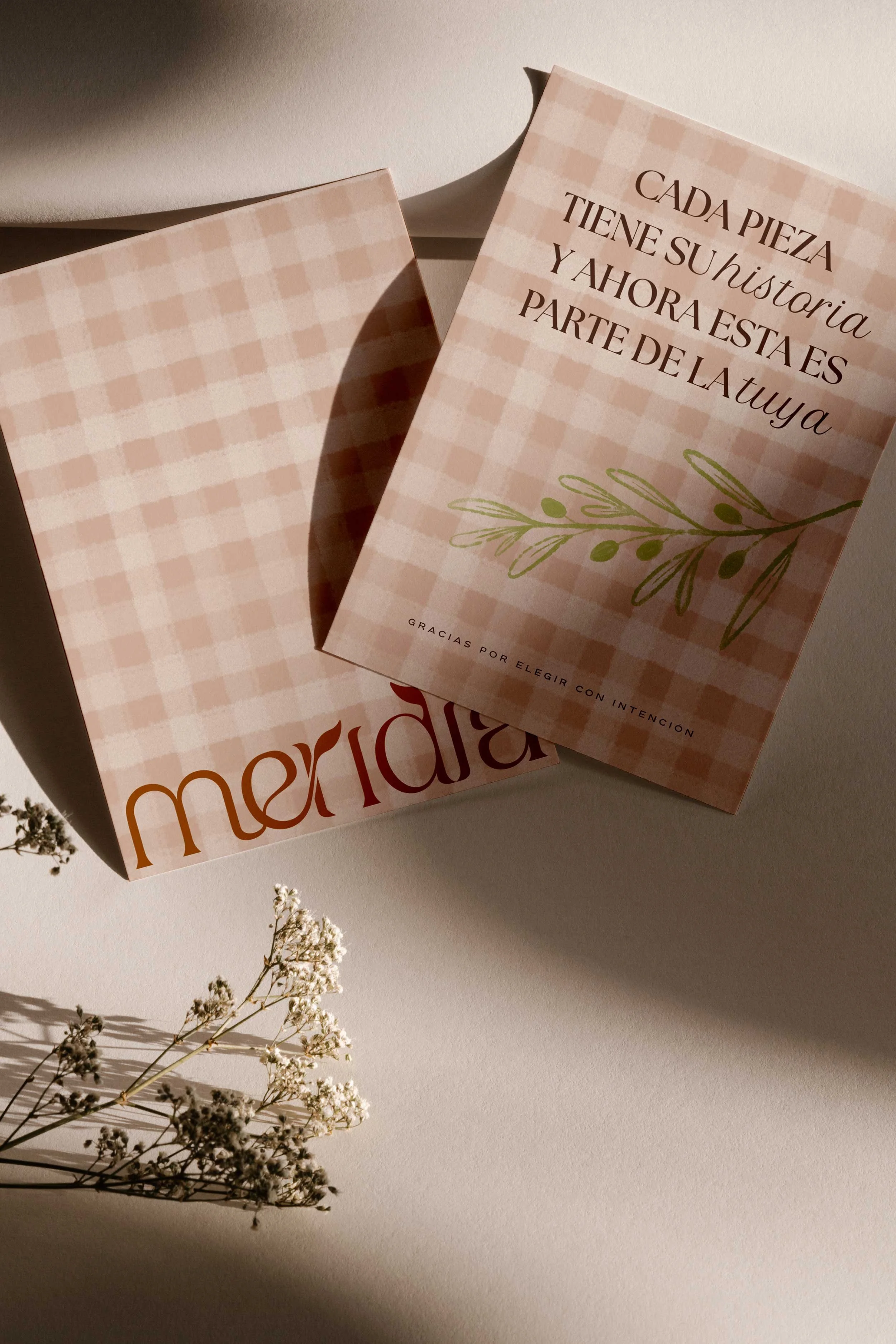 Tarjeta de agradecimiento de Meridia con el lema "Cada pieza tiene su historia" y patrón vichy terracota.