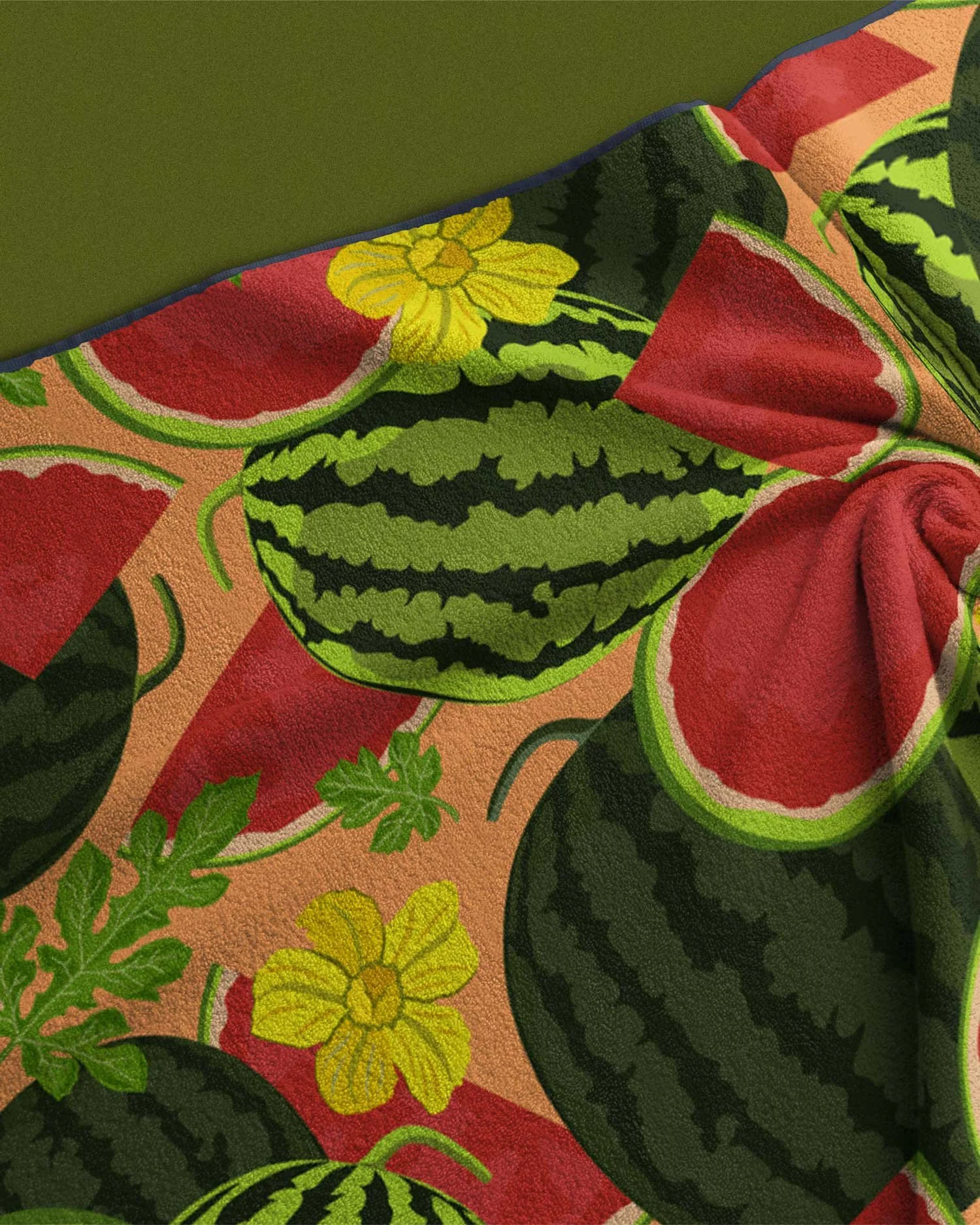 Aplicación del pattern de sandías sobre superficie textil rugosa destacando las flores y frutos en diferentes estados de maduración.