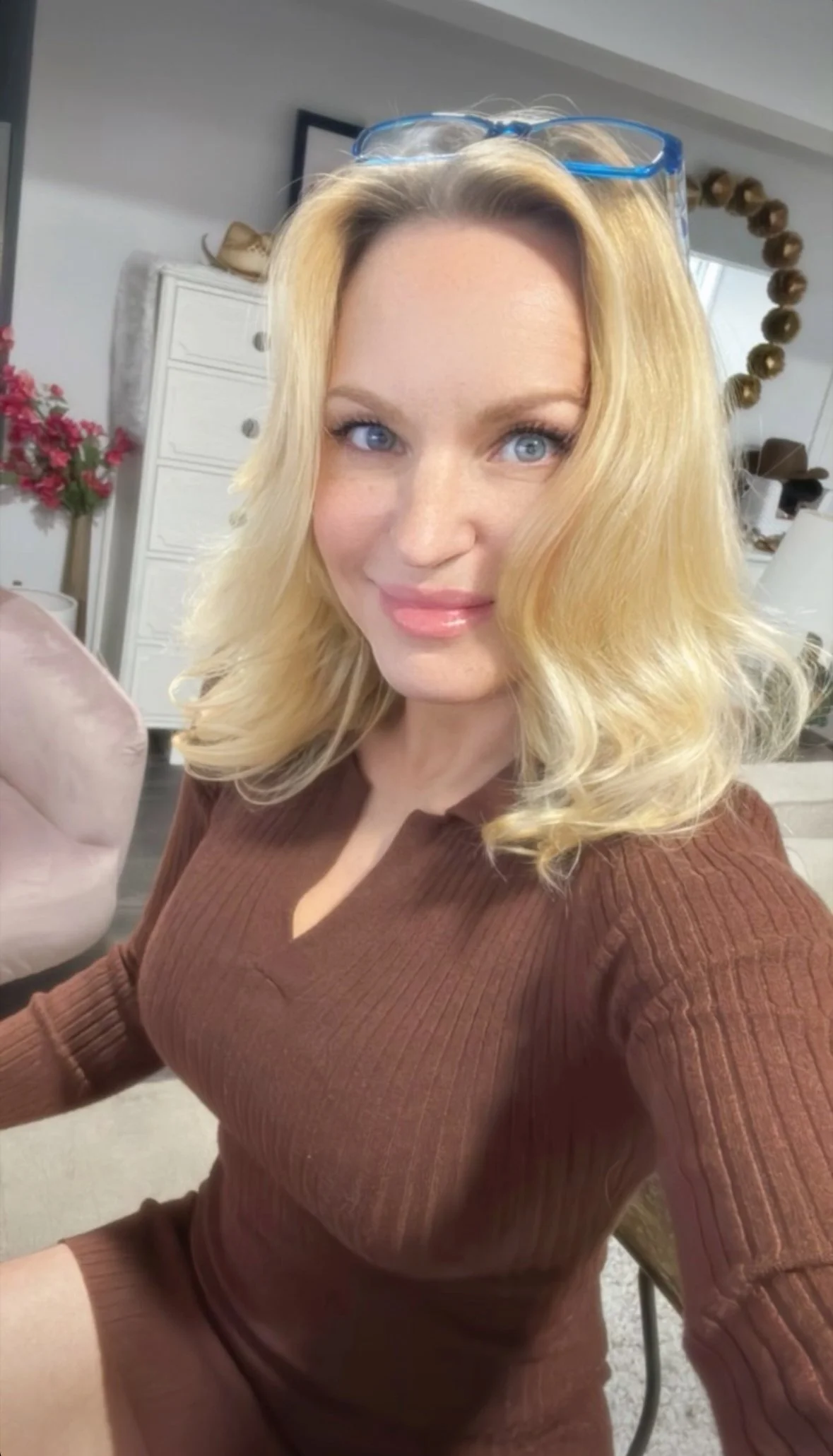 I love teasing the senses and expressing my sensual, sexy, and playful side through every photo and video I share. Step into my private world, where you'll get full access to my uncensored boudoir moments and artistic nude creations—raw, real, and al