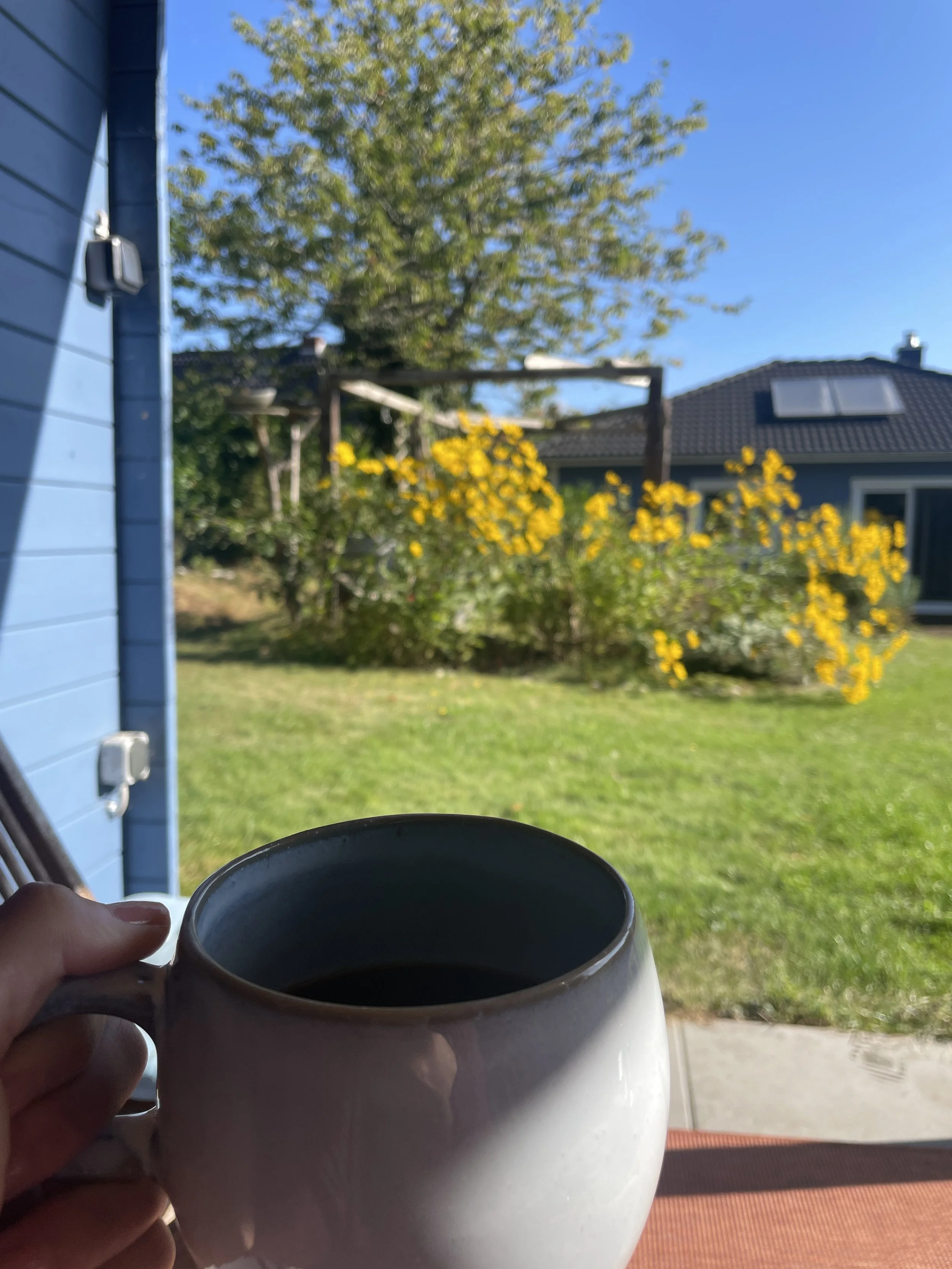 Why your brain overthinks in a new country (and what might be actually happening)