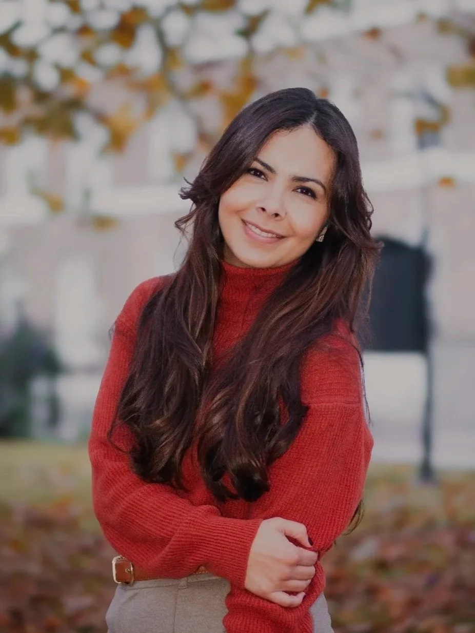 Daniela Mejia, psychologist offering online CBT therapy in English and Spanish for people living abroad