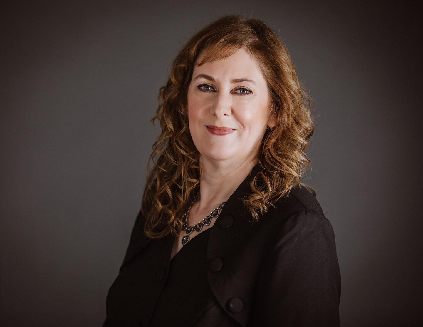 📚 Happening today!
Meet USA Today bestselling author Shanna Hatfield at Runway Market &amp; Sparkling Wine Bar from 3&ndash;5 PM!
Enjoy a cozy afternoon of books, bubbly, and shopping &mdash; and get a FREE tote bag with your $10+ purchase during th