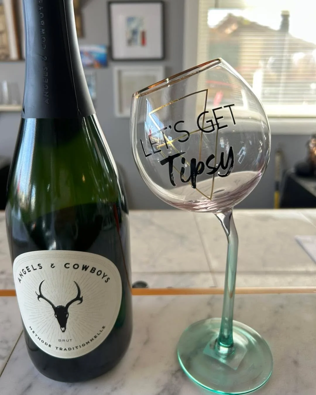 We&rsquo;re not saying champagne solves everything&hellip;
but have you ever seen anyone sad with a glass of bubbles? 😉
#RunwayMarket #SparklingWineBar #WeekendCheers