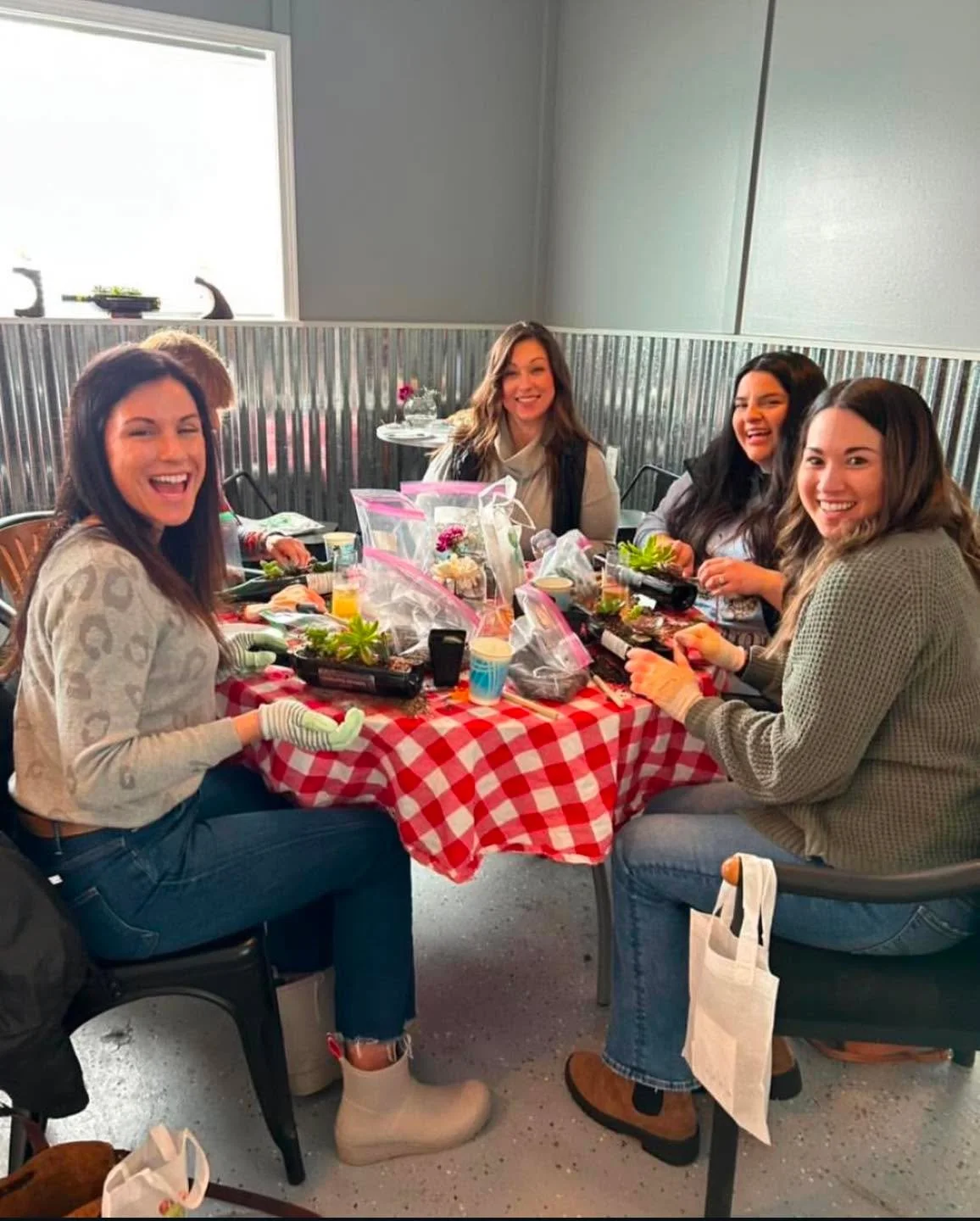 🌿✨ Succulent Open House at Runway Market ✨🌿

Join us Sunday, December 21 from 5&ndash;7 PM for a fun and festive Succulent Planter Event hosted by Inspiring Moments at Runway Market!

Create something beautiful or grab a unique holiday gift:
🌱 Win