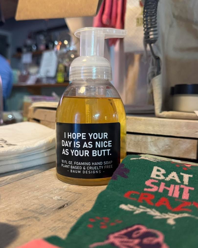 Because clean hands and good humor go hand in hand 😉🧼