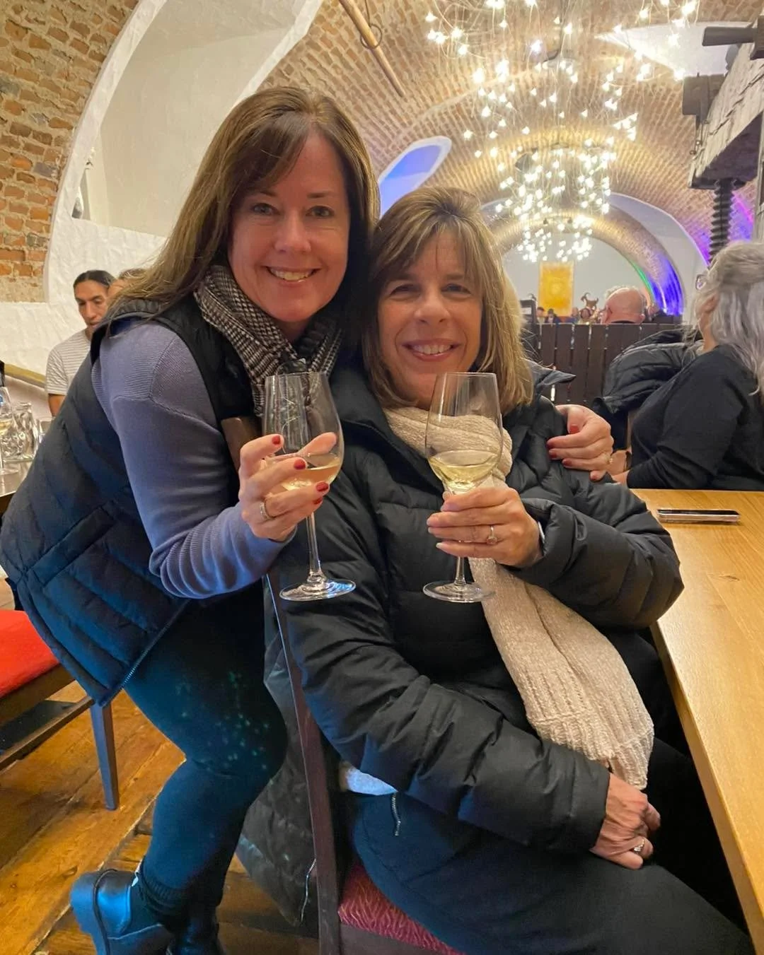 ✨ Come meet Cathy&rsquo;s bestie! ✨
She&rsquo;ll be hanging out at the market all day, so stop by, say hi, sip some bubbles, and enjoy the fun. 🥂💛