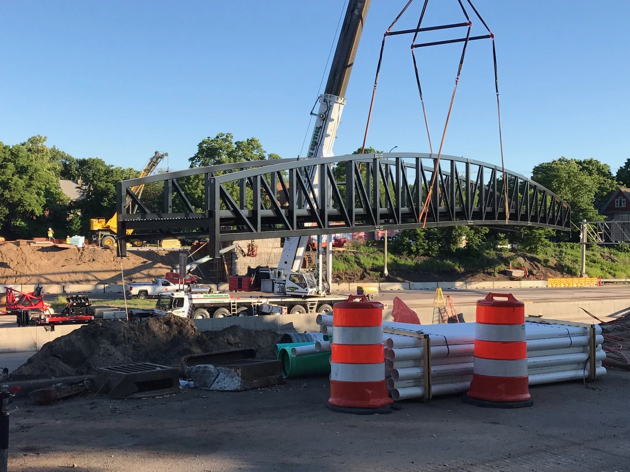 5th-street-pedestrian-bridge-installation.JPG