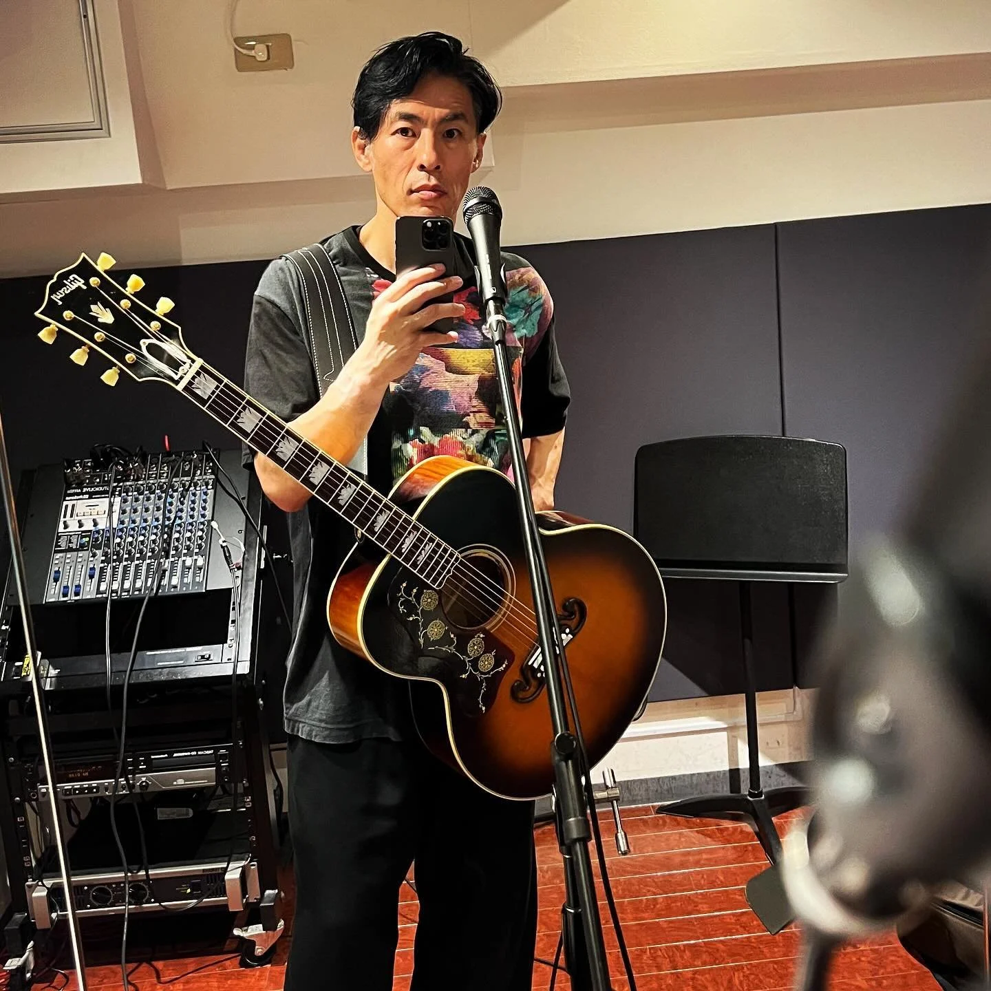 ギブソンマンになる
Trying out Gibson SJ-200

#gibson 
#acousticguitar 
#ギブソン
#アコースティックギター