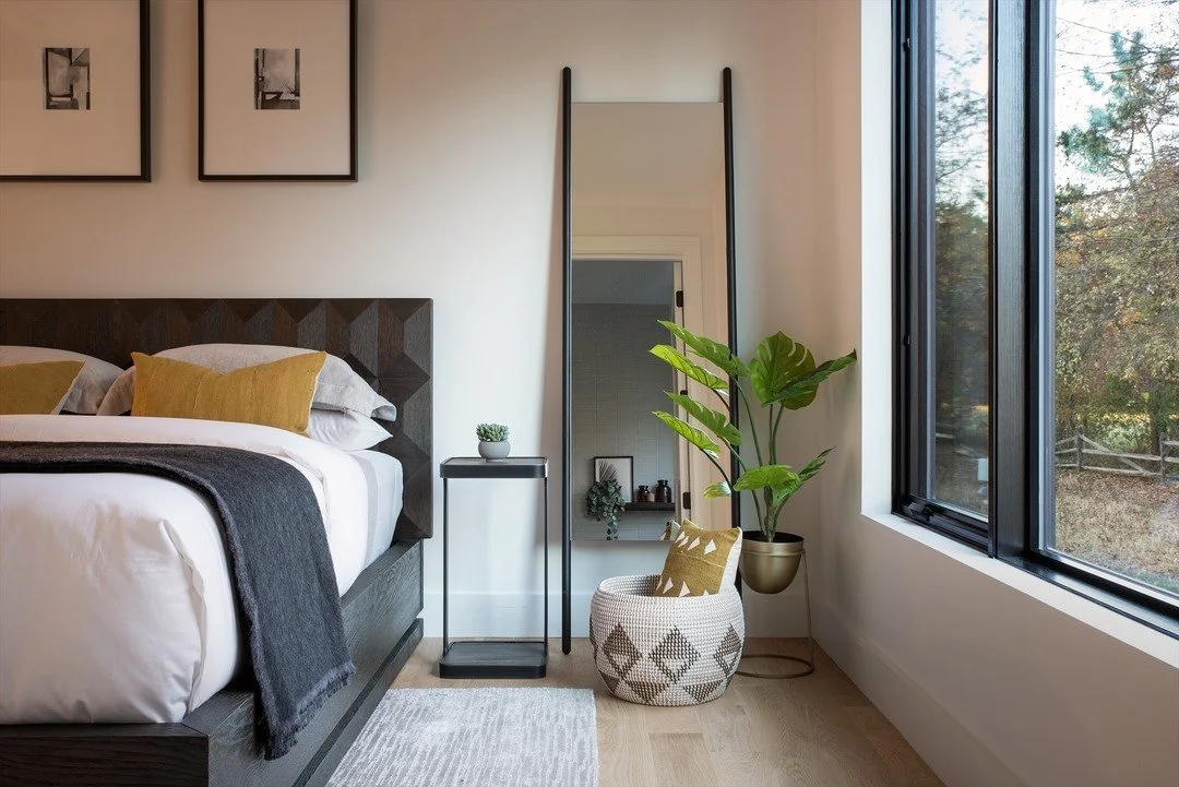 A geometric bed frame from Restoration Hardware and a sleek modern floor mirror from @designwithinreach bring an urban polish to this cozy guest bedroom. #northpointresidence #martinsgrehl⠀⠀⠀⠀⠀⠀⠀⠀⠀
Photo credit: @danielgrehlphotography