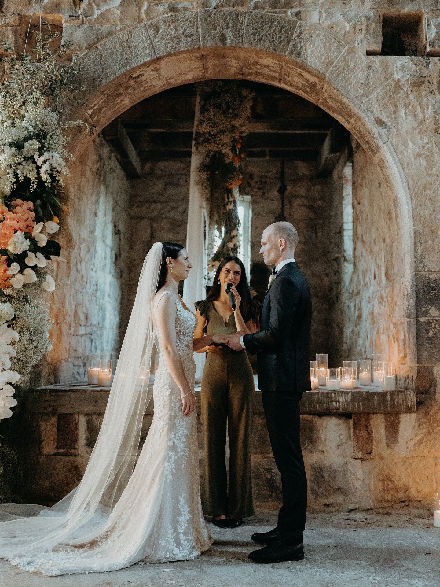 These kind, cruisy things. These dreamboats with the dreamiest of teams. These down-to-earth delights who I'd marry and MC for all over again in a heartbeat. Reminiscing about last month fondly @felicitydowd_ @jarroddowd x

📷: @weddingswithryal
