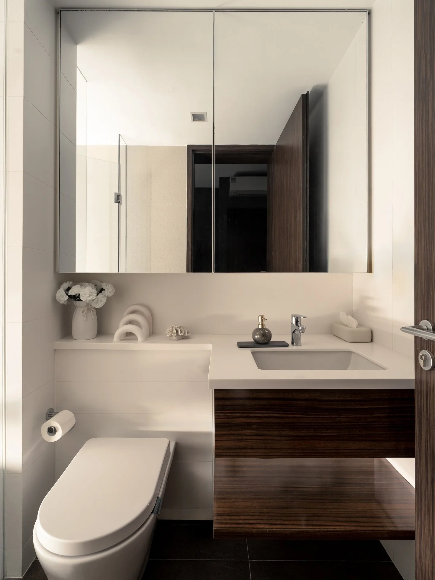 Simple, but never basic, a bathroom that feels more curated gallery than afterthought

Project: 368 Thomson

Have a chat with our IDs to discover a house that is suited for your needs!
📞 Whatsapp +65 9431 2459: http://wa.me/6594312459

🏢 HDB Licens