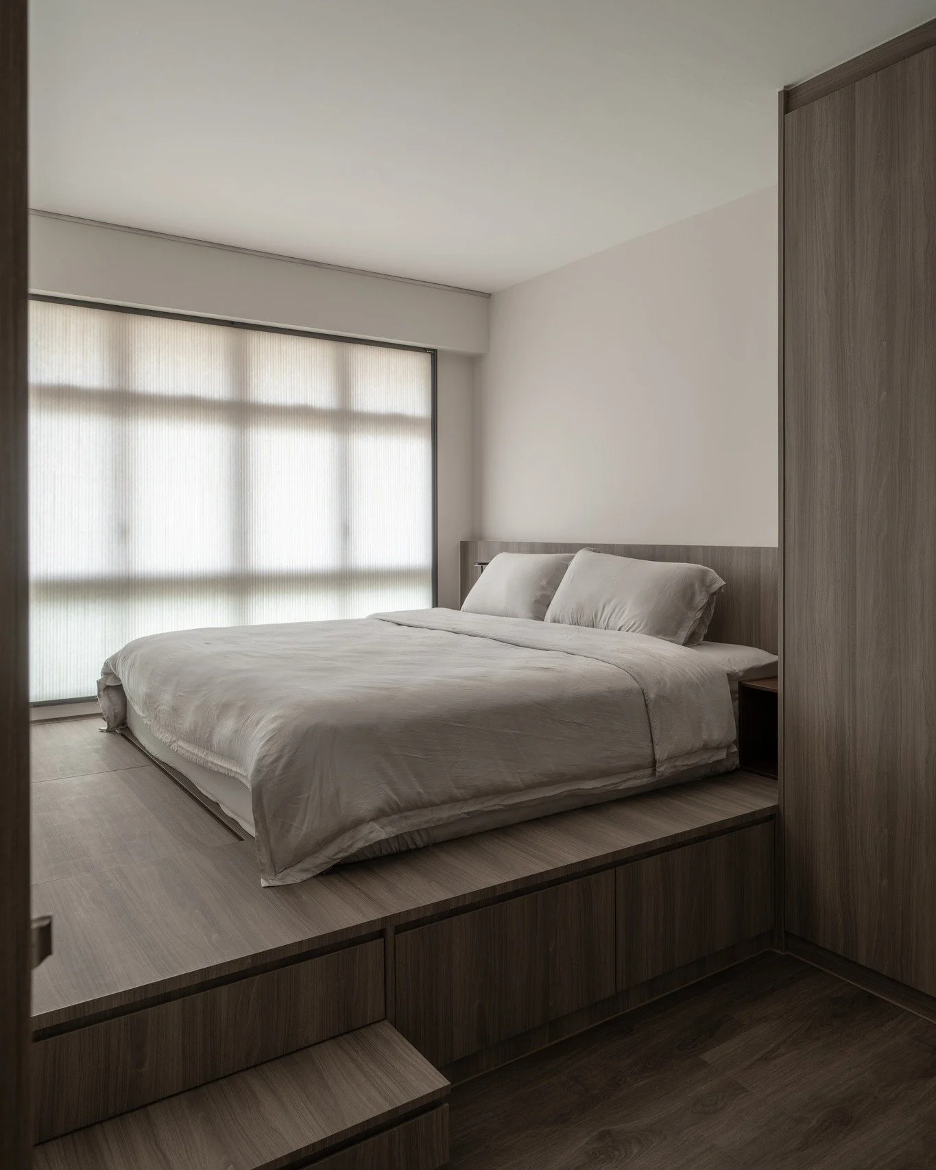 The other side of calm.
A peaceful hallway leads the way to a private retreat: the cozy Master Bedroom and its minimalist Ensuite. Same mood, different function.

226B Bidadari
BTO | 4 Room

#Japandi #ZenSpaces #ShojiScreens #BTOInterior #SGRenovatio