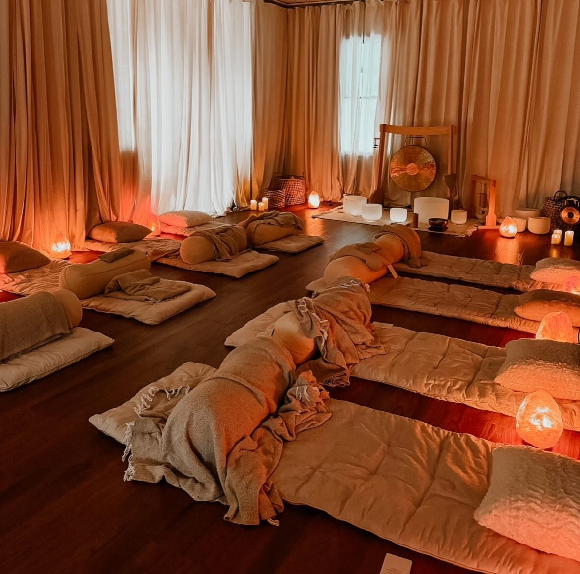 When sound becomes a doorway

Sometimes people walk into the studio not knowing what to expect &mdash; just a quiet pull to rest.
And sometimes&hellip; something much deeper happens.
Over this past year, I&rsquo;ve had the honor of witnessing moments