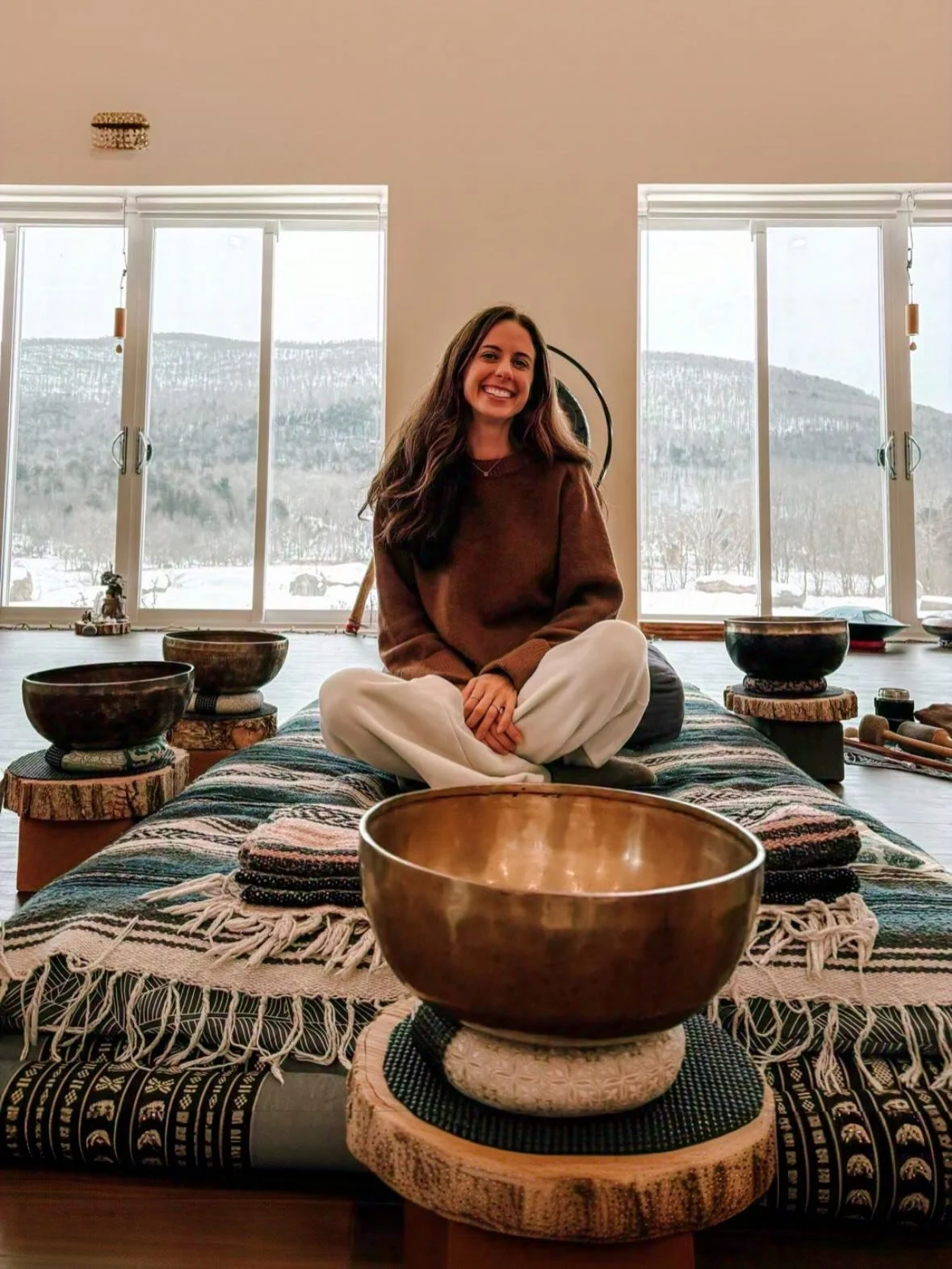 Resting in the magic of the Catskill Mountains 🤍

Deep thanks to Nicole of Mountain Breeze Yoga and Sound studio for such a beautiful private sound session. A way for me to reconnect mid-family vacation before returning to home. 

Until next time 🤍