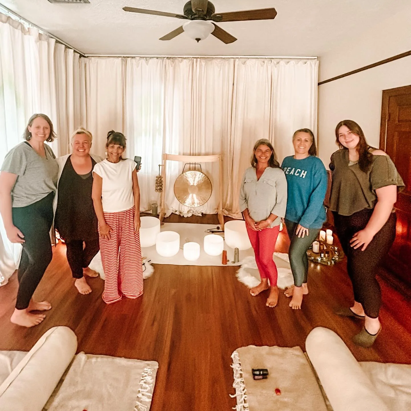 What a special way to honor another year around the sun, gathering your friends and family together for a birthday sound bath 

 Happy birthday Beth! Wonderful to meet you all and to  welcome you into our sanctuary of sound to celebrate you!! 

Holdi