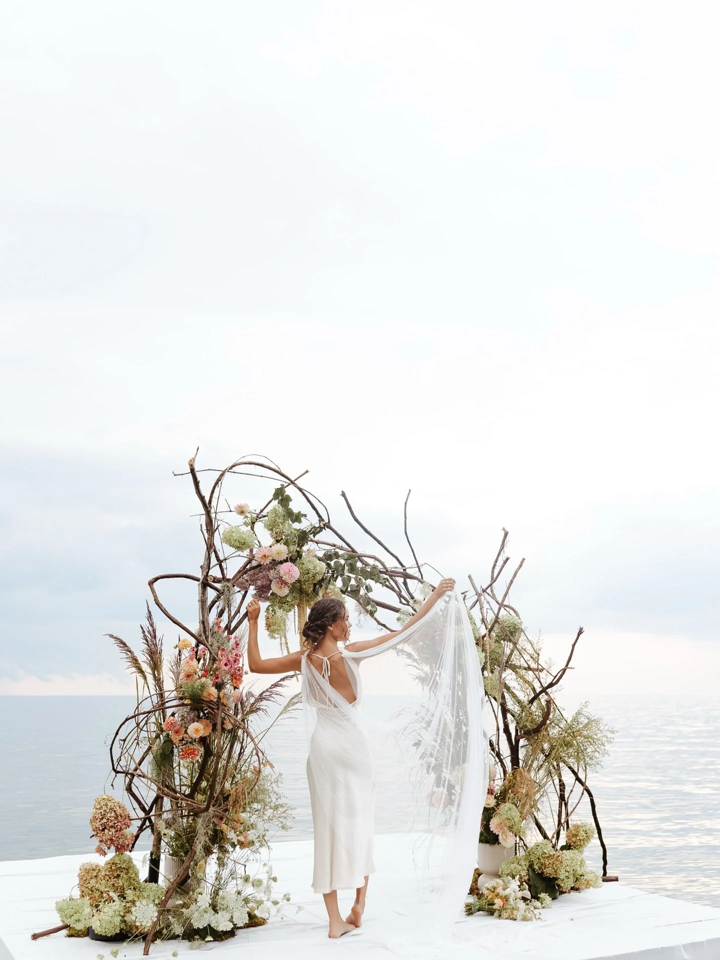 Excited to share photos from this content collaboration with @therichardsoncollective ✨ I had an idea for a ceremony that felt like it was floating on the water, a moment of beauty appearing in an unexpected place. The openness and calm, just before 