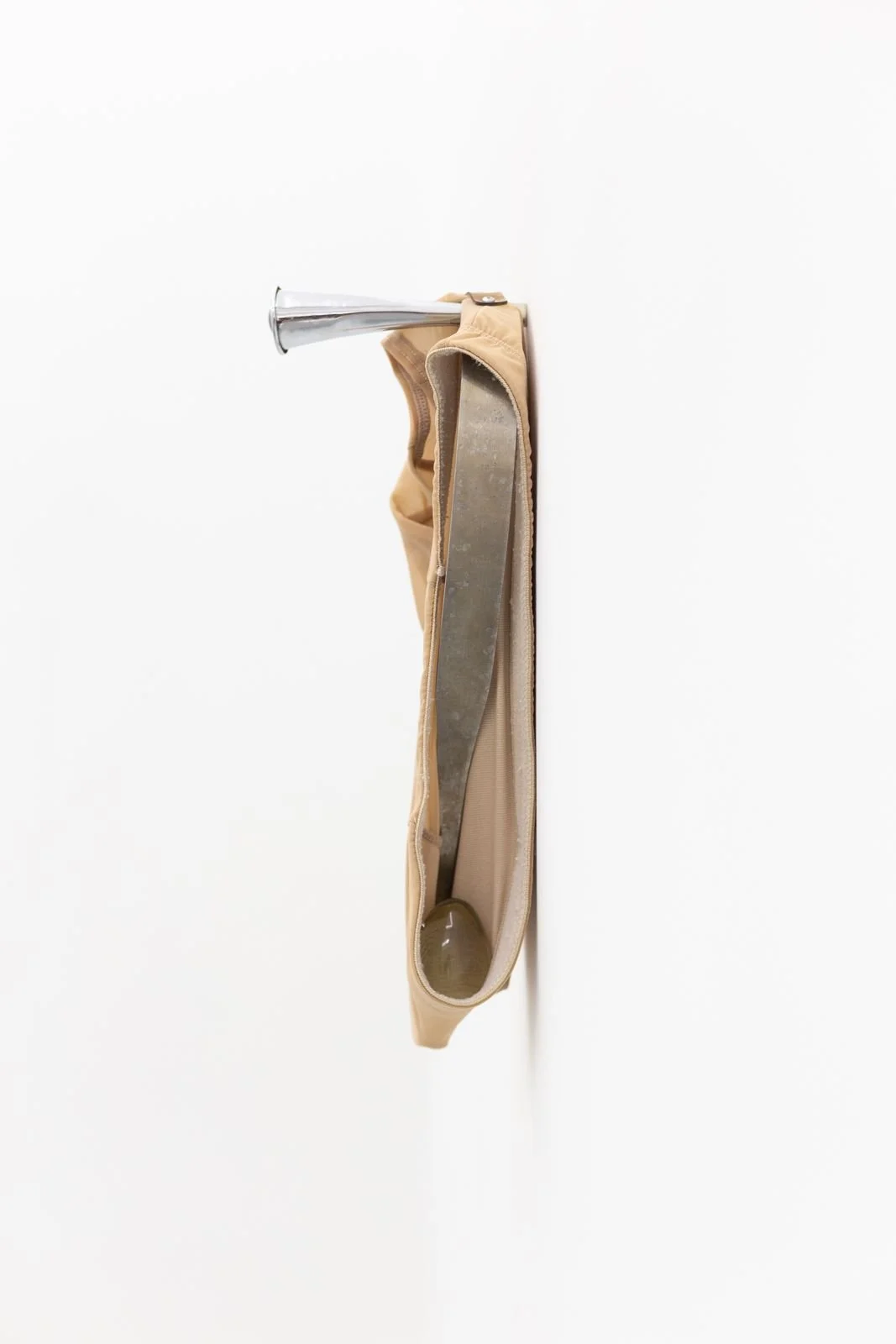 La surveillante I, 2025
Ecarteurs abdominaux, gaine, oeuf de purification, oxidised plastic
36 x 15.7 x 11.3 cm
14.17 in. x 6.18 in. x 4.45 in.