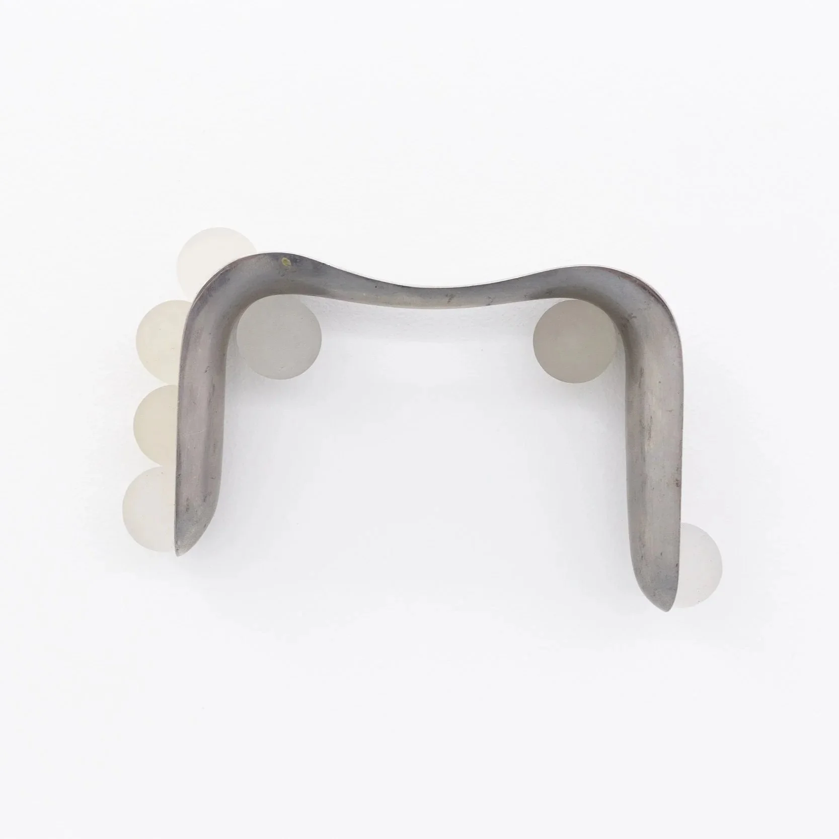 Regressive touch II, 2025 
Stainless steel, silicone  
11 x 18.2 x 3.6 cm. 
4.33 in. x 7.17 in. x 1.42 in. 
 
1,600.00 USD  