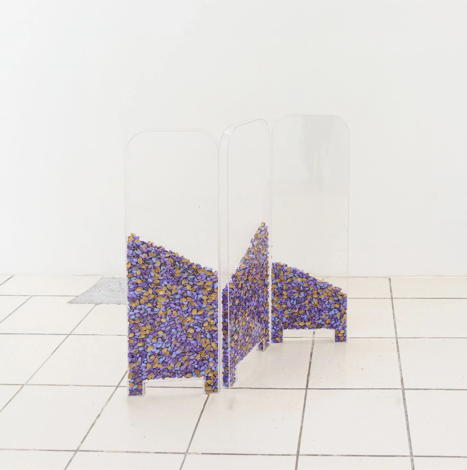 Sami E. Nicolle 
Pantalla de intimidad, 2025 
Acrylic-painted pistachio shells 
60 x 30 x 3.5 cm 
23.62 x 11.81 x 1.38 in. 