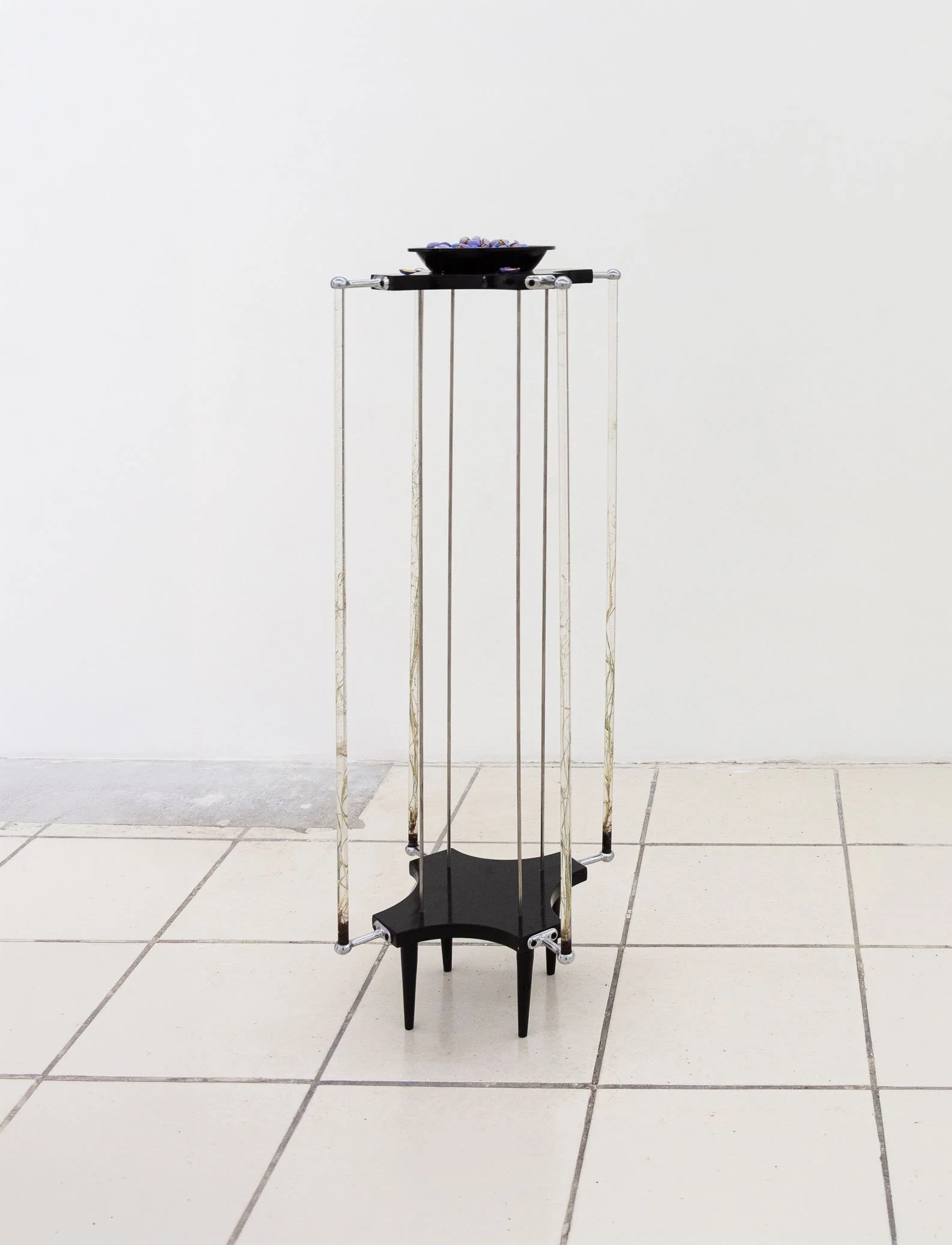 Sami E. Nicolle 
Garden Party #1: Las uñas de Nínive en la sombra de las Jacarandas, 2023 
Lacquered MDF, stainless steel, resin, a tuft of grass, pistachios painted with nail polish, possible traces of endocrine disruptors 
100 x 40 x 40 cm 
39.37 x