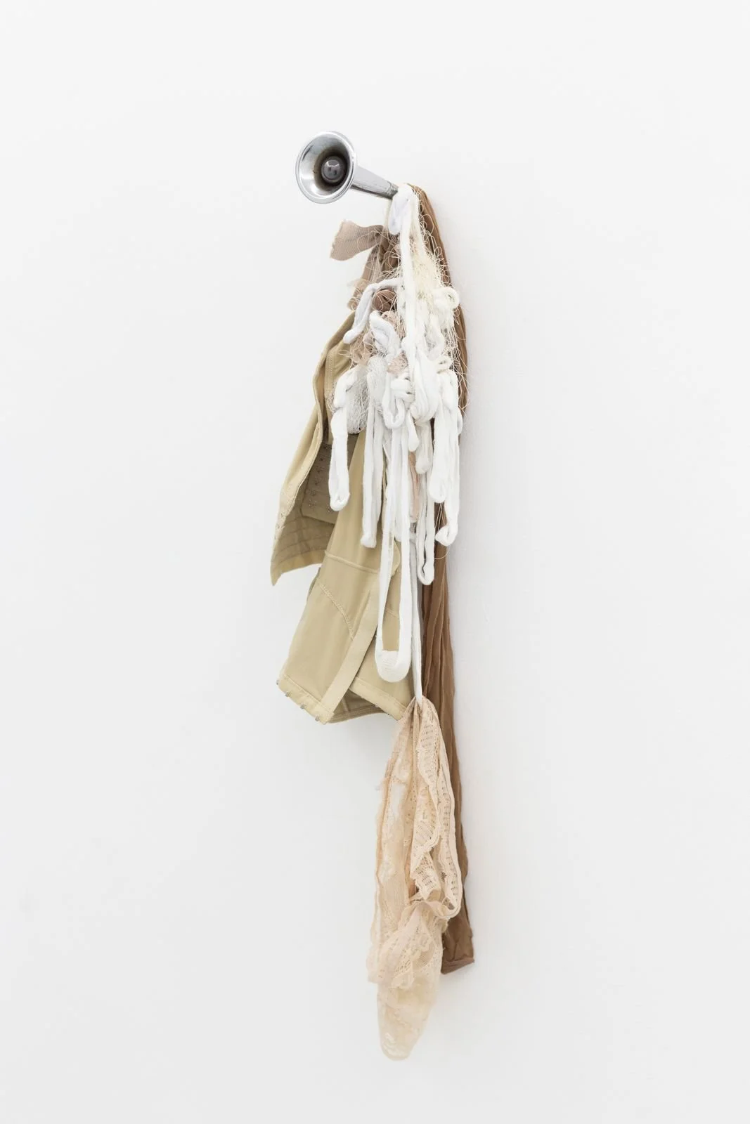La surveillante II, 2025
Inox, ferromagnetic metals, silicone, corset, gants, lingerie, nylon
79 x 23 x 16.8 cm
31.10 in. x 9.06 in. x 6.61 in.