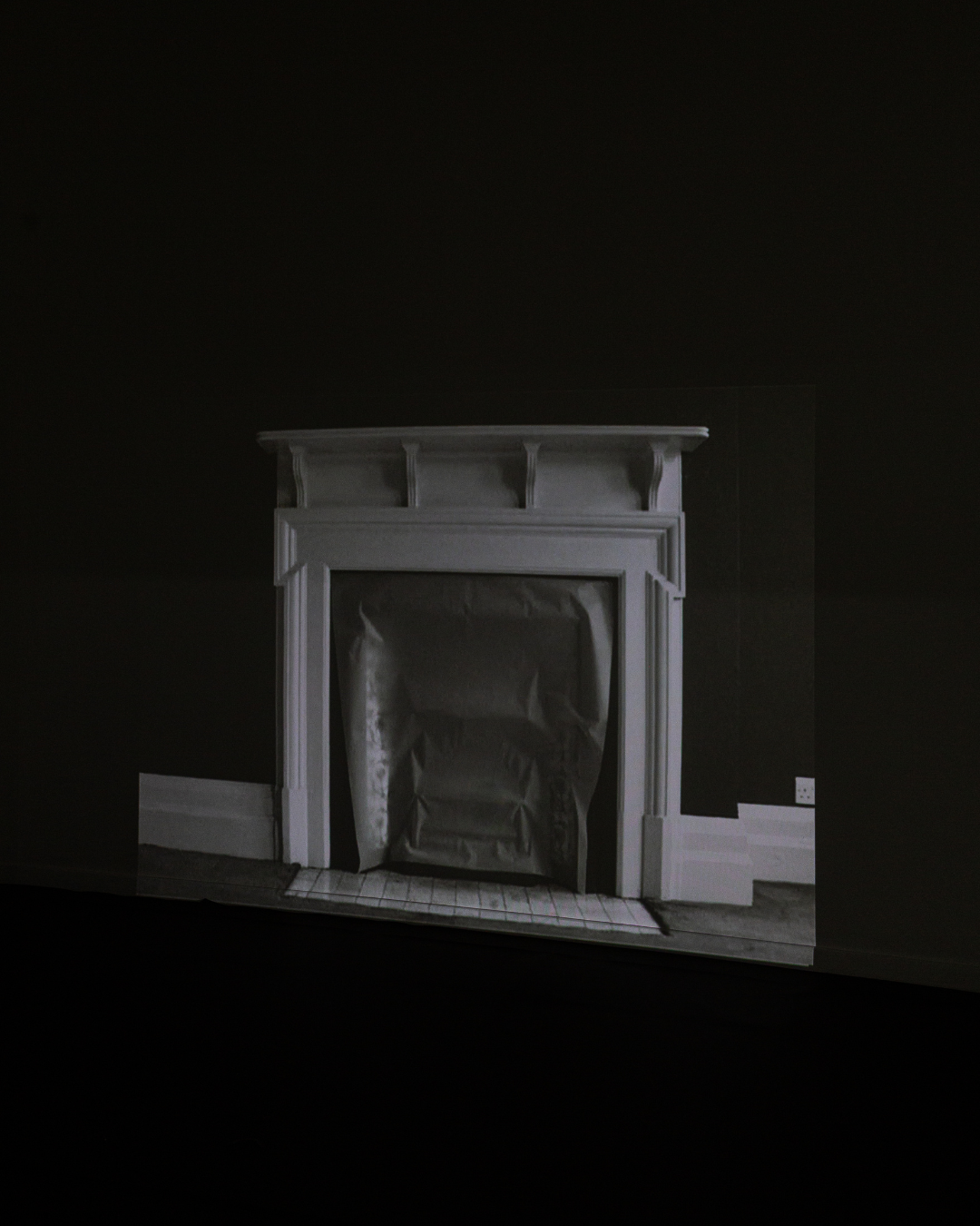 Anna Barribal 
Draw (fireplace), 2005 
DVD video, 10 m 3 s  