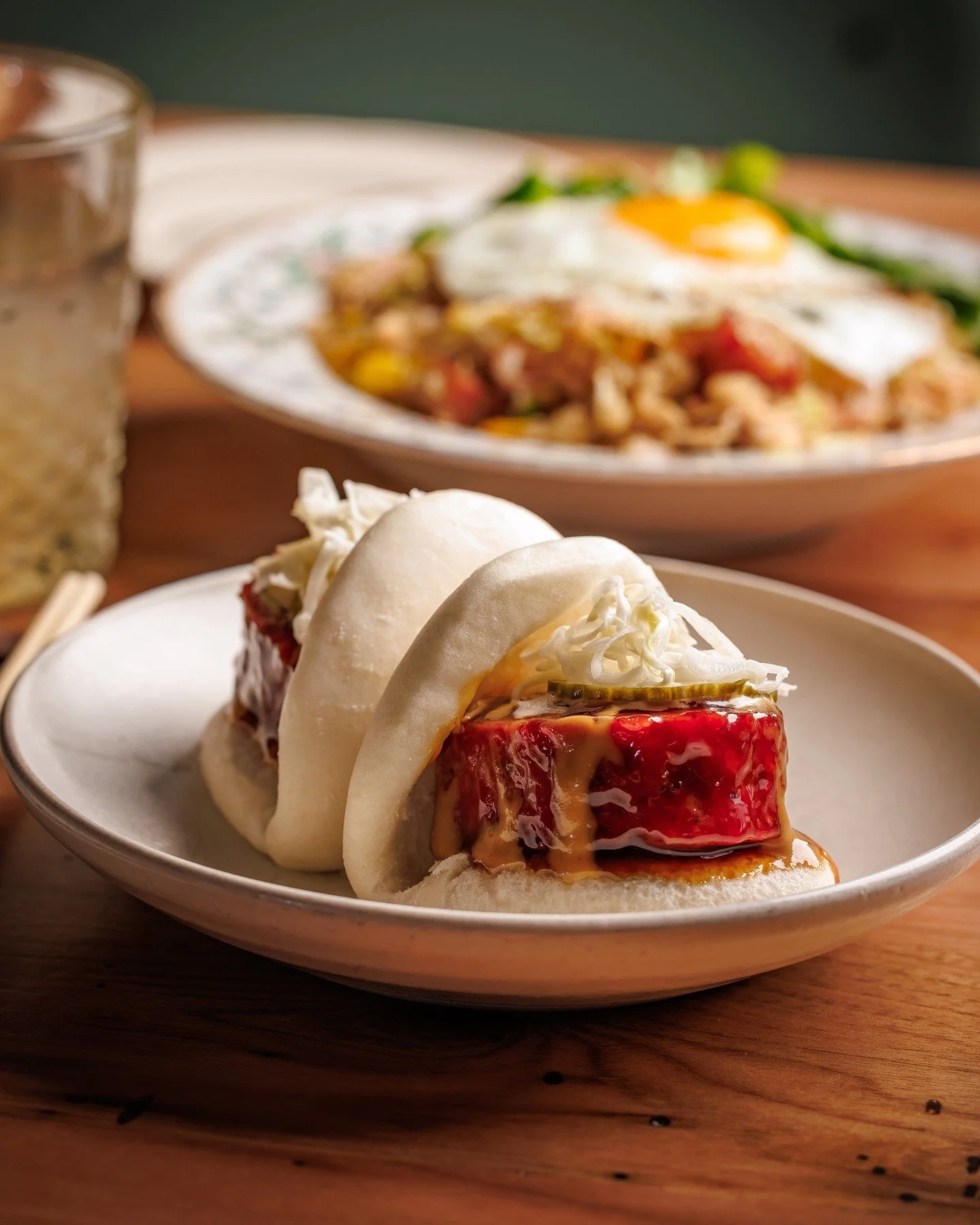 Midweek calls for something soft, salty, and grounding. Our spam bao ALWAYS delivers. 🤝

💥 SPAM BAO // japanense mustard, pickles.