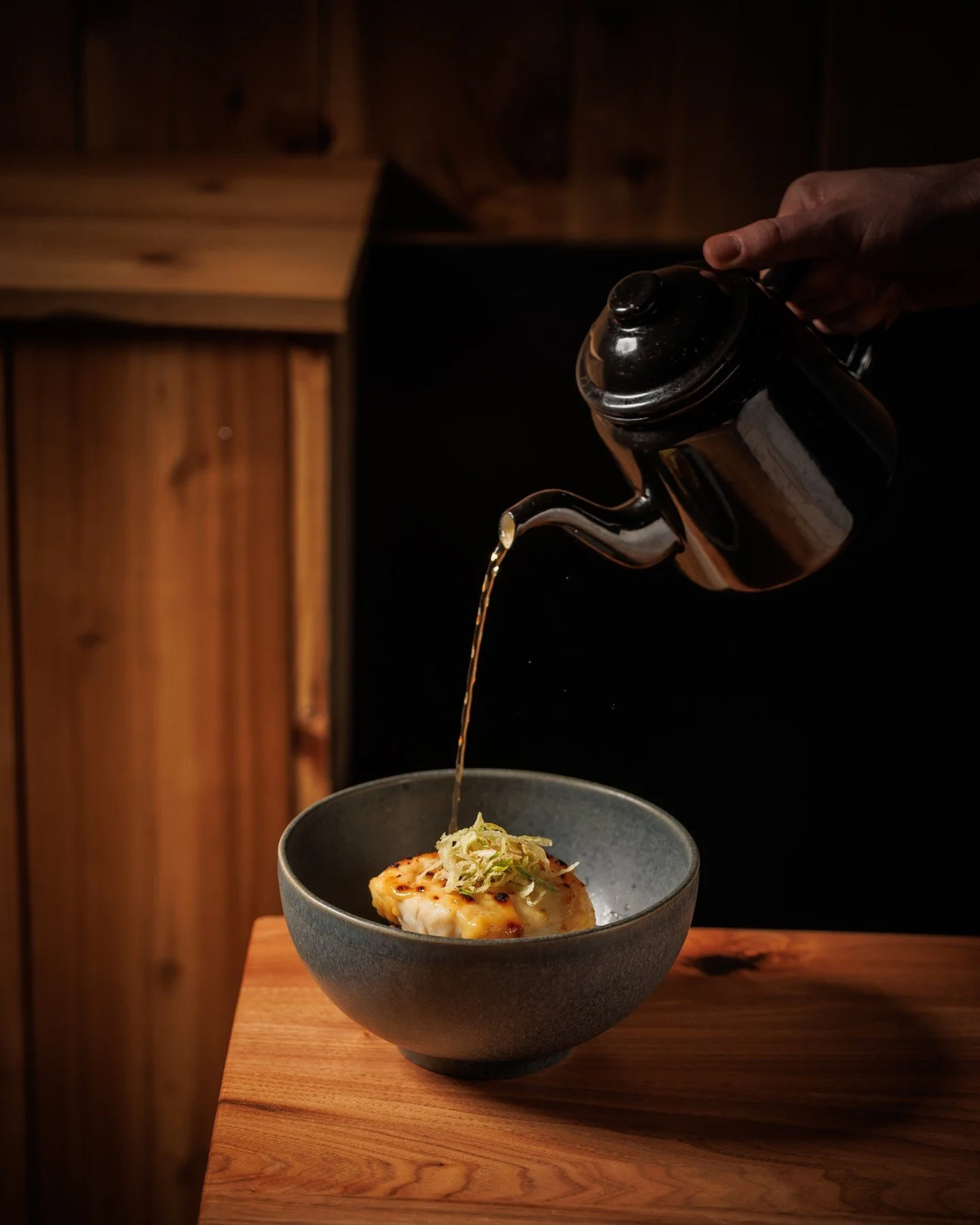 Monday ritual, pour it on.

💥 MISO SALMON OCHAZUKE // yuzu + genmaicha dashi, sesame, rice.