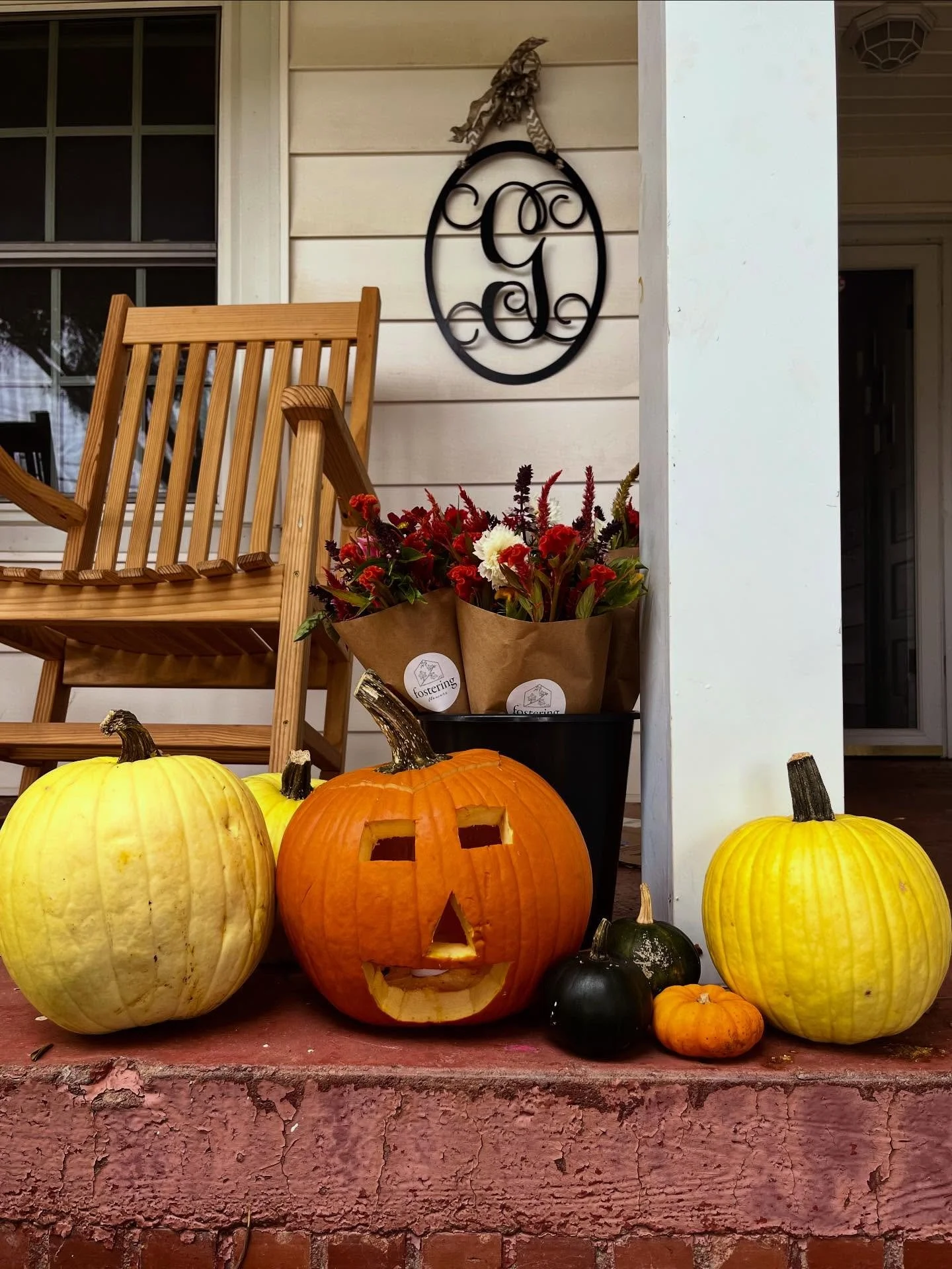Add a few of Si&rsquo;s black pumpkins he grew to the porch, a disco spider and a floating bat and it&rsquo;s spooky, right? 😉 Thanks Si!

Happy last day of fresh flowers for our little farm this growing season! 🥲 

#flowers #halloweenflowers #fall