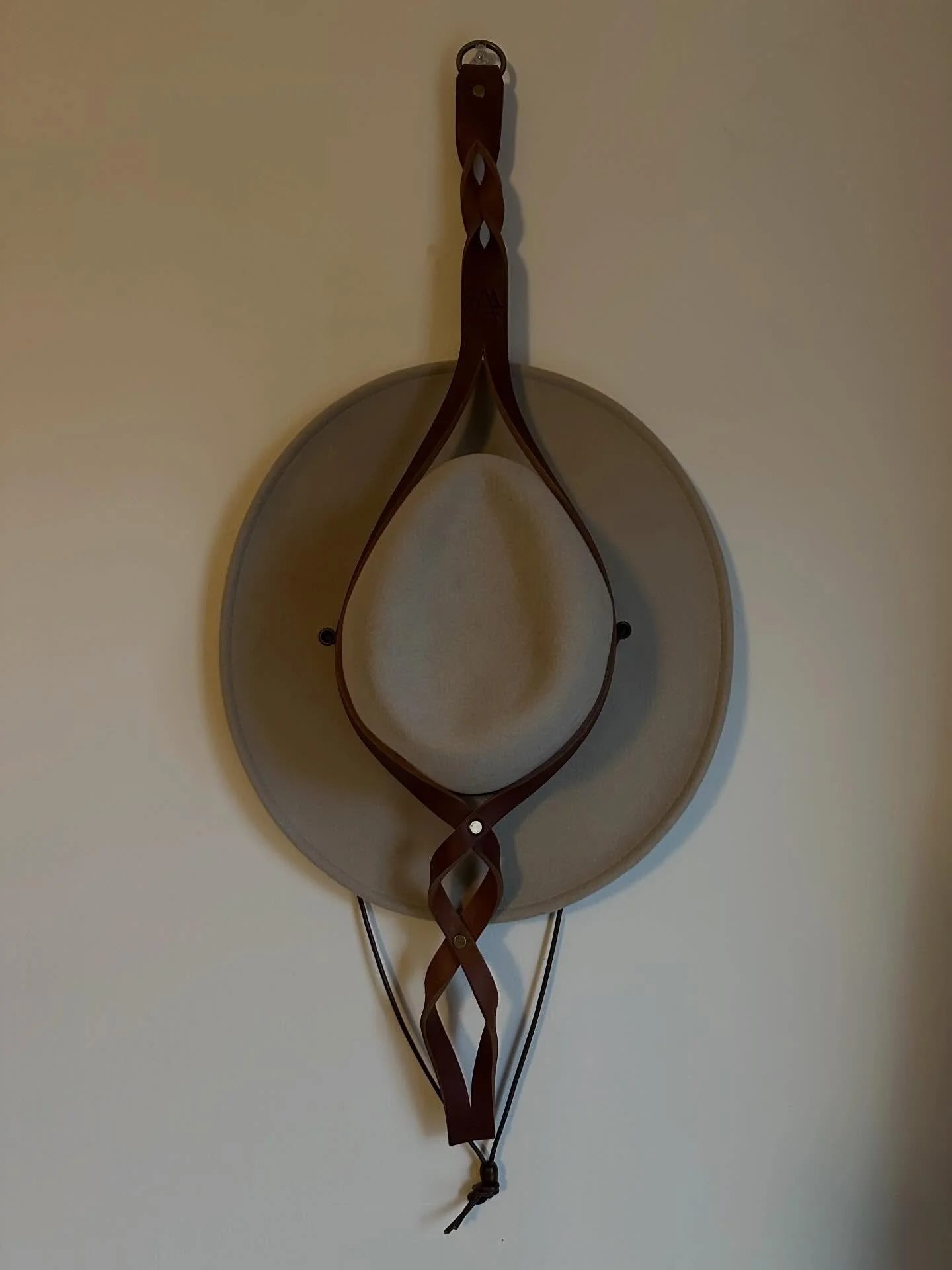 Maiden Series - At CFLeatherCo we go by vibes. Each series that you can choose from can show off those unique characteristics. Here we highlight the Maiden Series and what makes it stand out. 
*Unburnished or Burnished edges
*Round cut ends
*Vegetabl