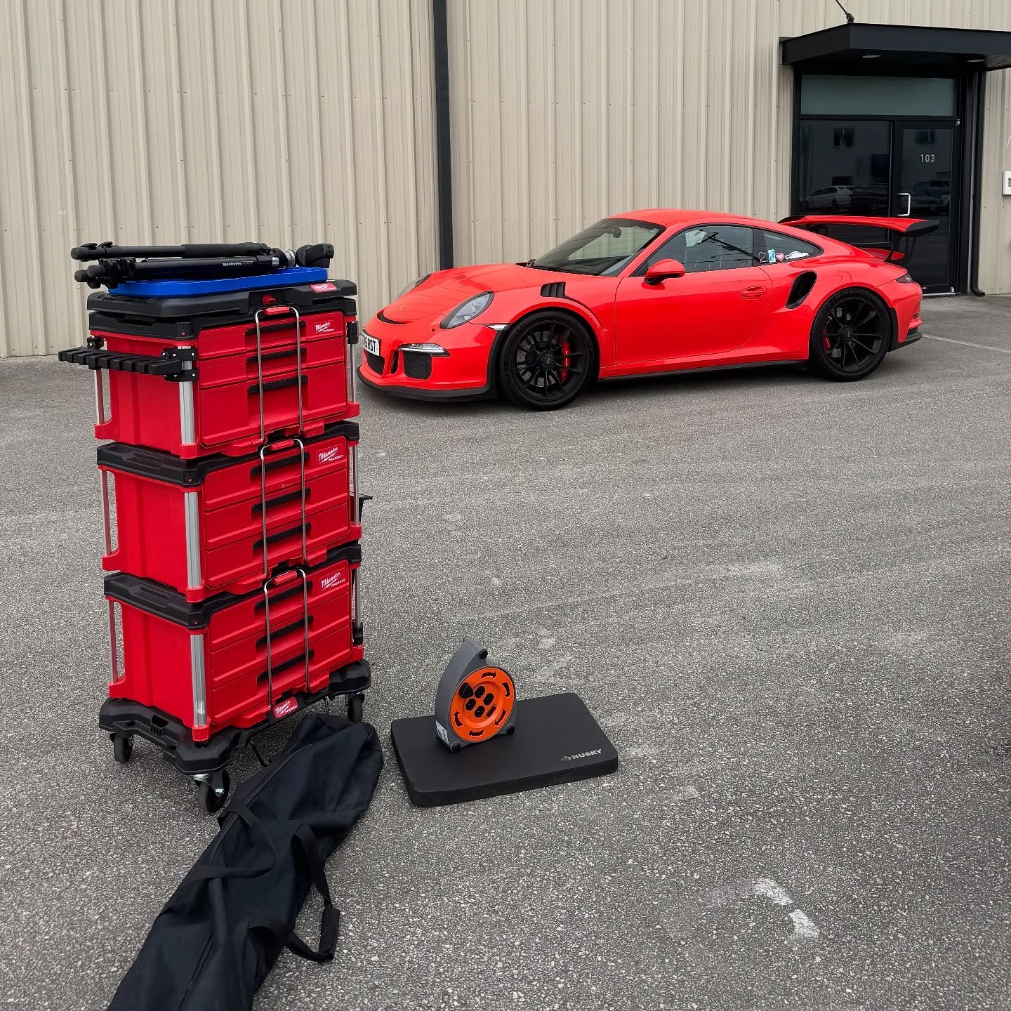My setup when doing mobile service.
Can you believe all these can fit inside a Model3 that&rsquo;s not in the photo?
.
.
.
#dentfreevanpdr #pdr #paintlessdentrepair #paintlessdentremoval #dentrepair #dentremoval #porsche #porsche911gt3 #porschegt3rs