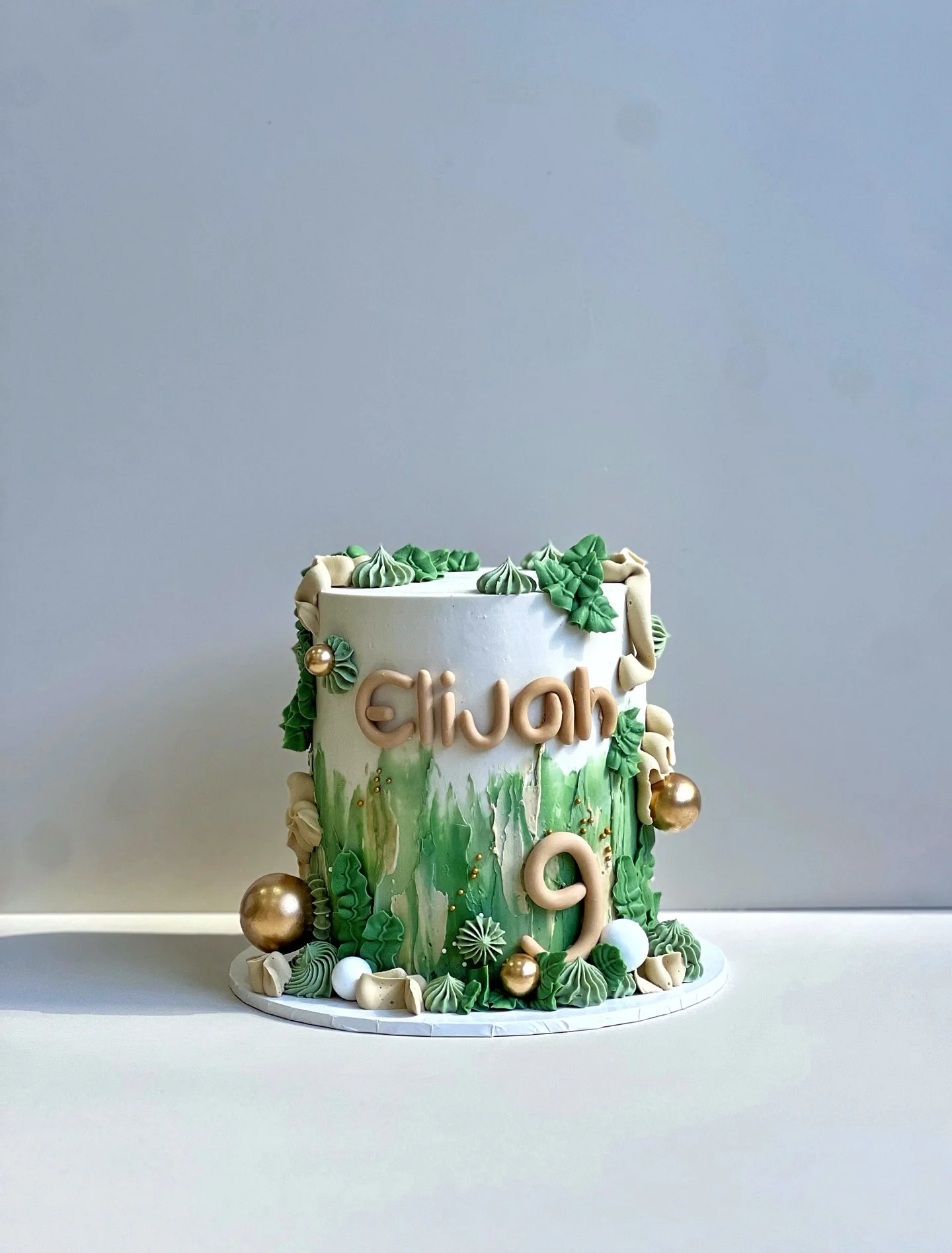 All that&rsquo;s missing is a dinosaur to complete the adventure! 🦖 Any guesses which one&rsquo;s taking the spotlight on Elijah&rsquo;s cake?
Your cake, your story! We love creating the perfect base so you can top it off with something special.

Ba