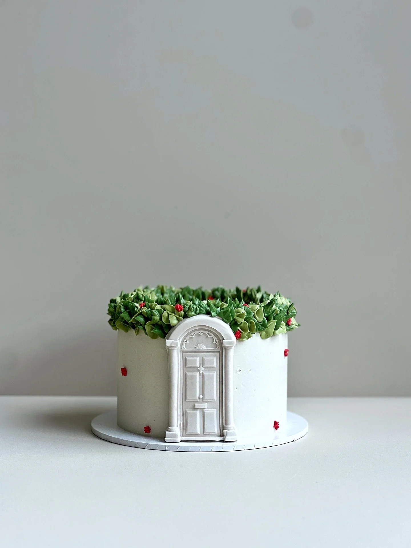 Ready to open the door to your dream celebration cake? November bookings are extremely limited, but there&rsquo;s still time to snag one. Send us a DM or visit our website today to secure your spot 🤍

Based in Cronulla, Sydney.