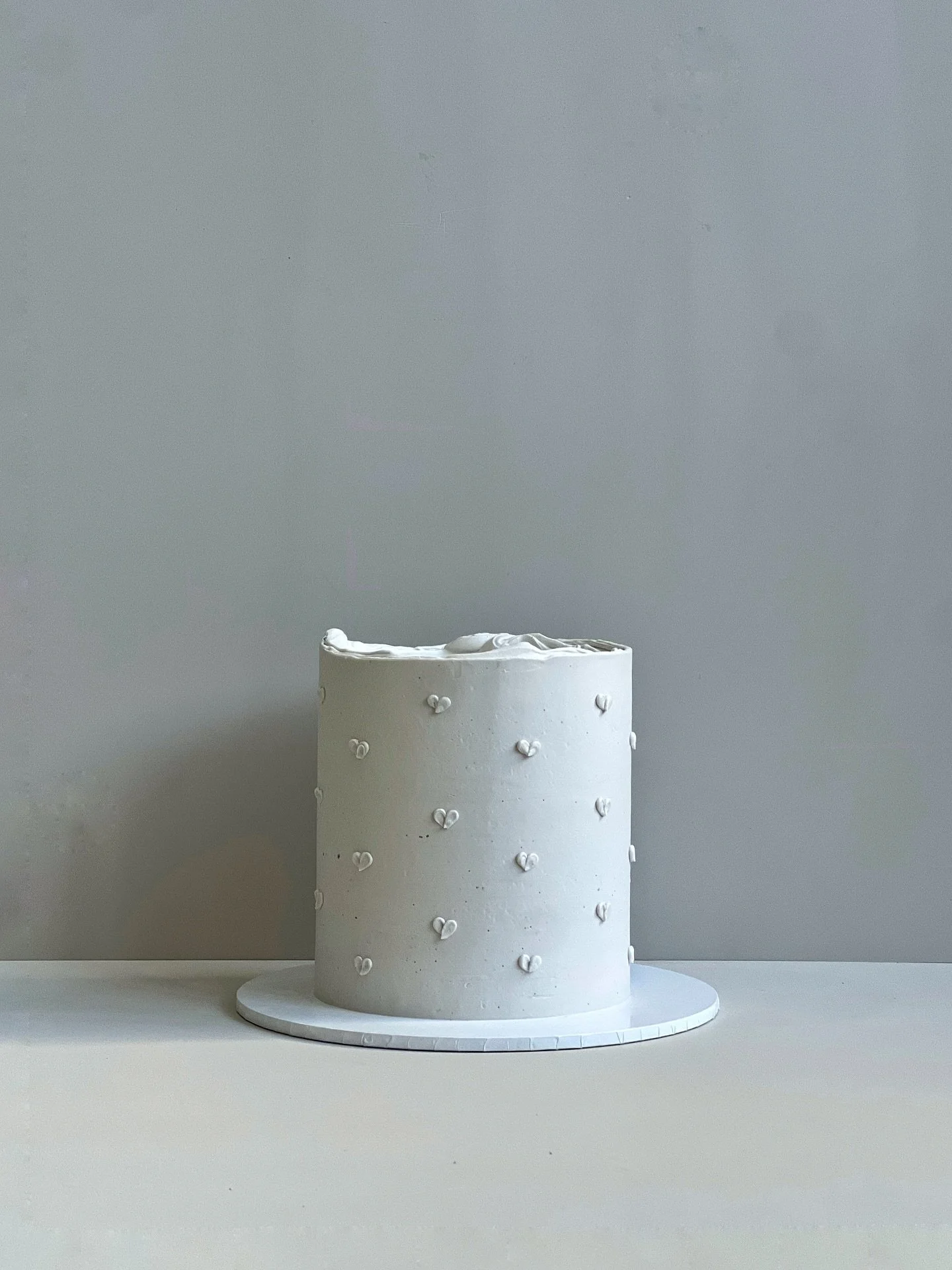 Even the simplest cakes have their own kind of magic.
If you love minimalist designs, this one&rsquo;s for you.
Ready to order yours? Send us a message!

Based in Cronulla, Sydney.